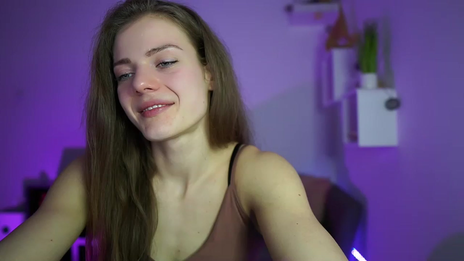 Gallery image thumbnail from Elly_Malkova_'s myfreecams stream on, 04/17/2023, 19:13 image 9 of 20
