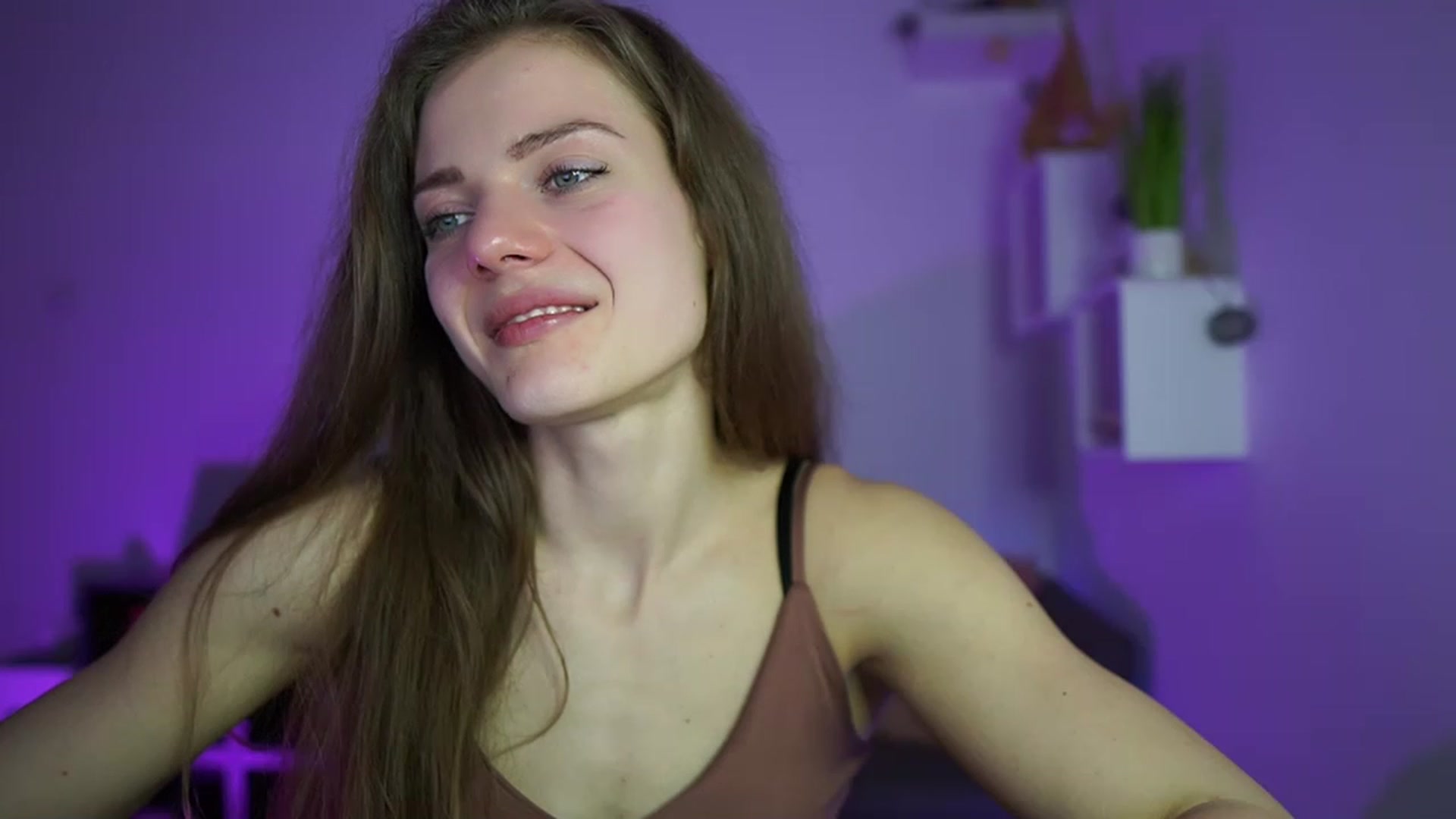 Gallery image thumbnail from Elly_Malkova_'s myfreecams stream on, 04/17/2023, 19:13 image 15 of 20