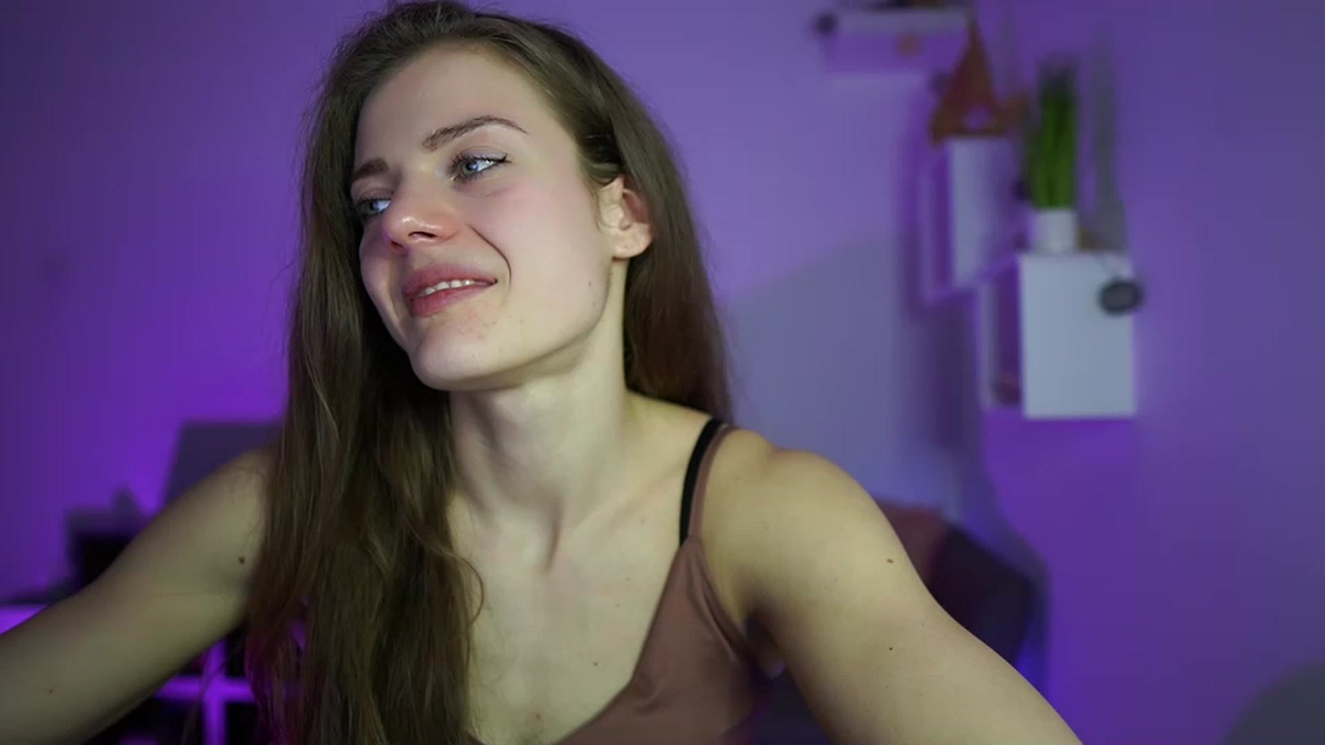 Gallery image thumbnail from Elly_Malkova_'s myfreecams stream on, 04/17/2023, 19:13 image 5 of 20