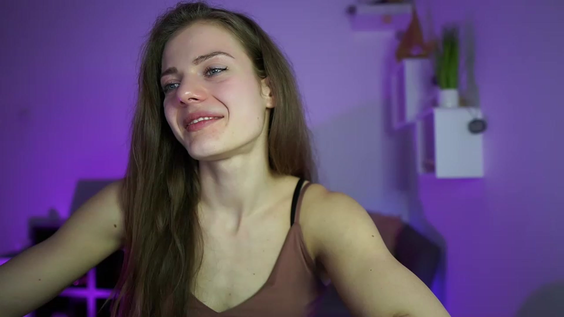 Gallery image thumbnail from Elly_Malkova_'s myfreecams stream on, 04/17/2023, 19:13 image 8 of 20
