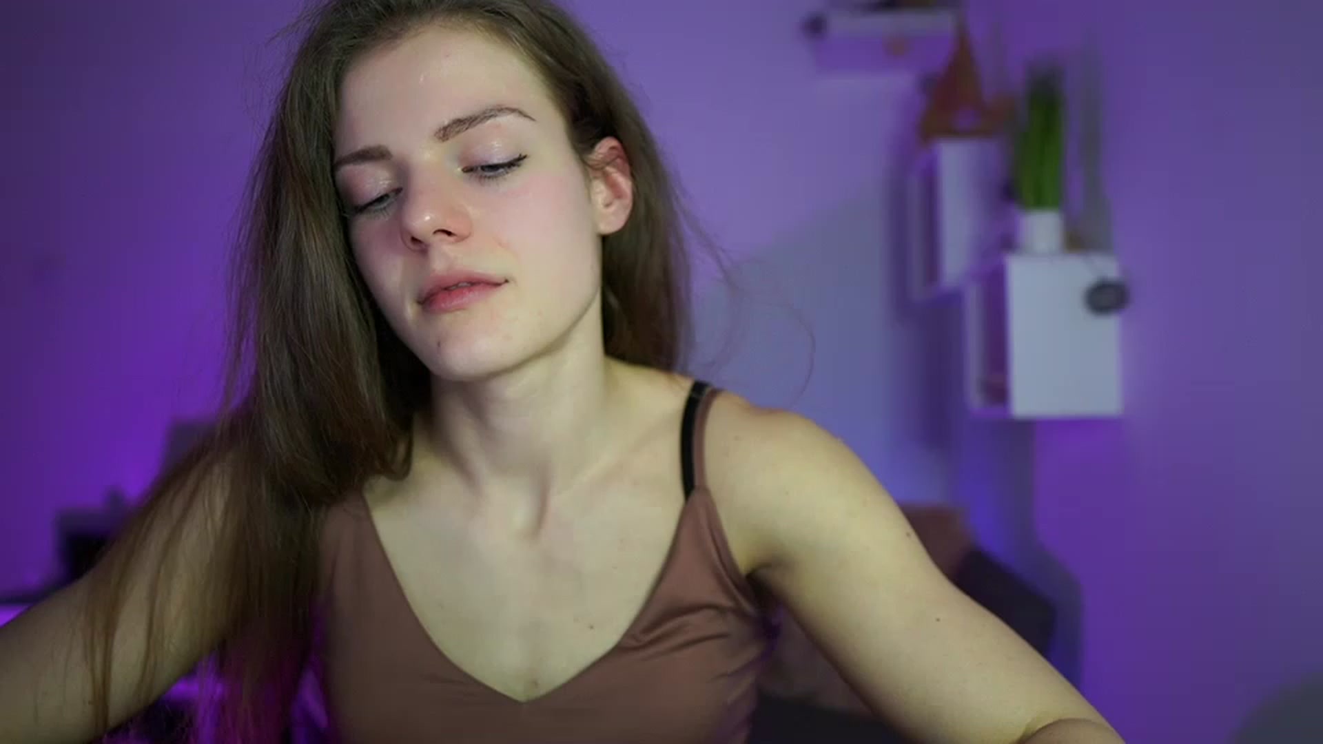 Gallery image thumbnail from Elly_Malkova_'s myfreecams stream on, 04/17/2023, 20:43 image 4 of 20