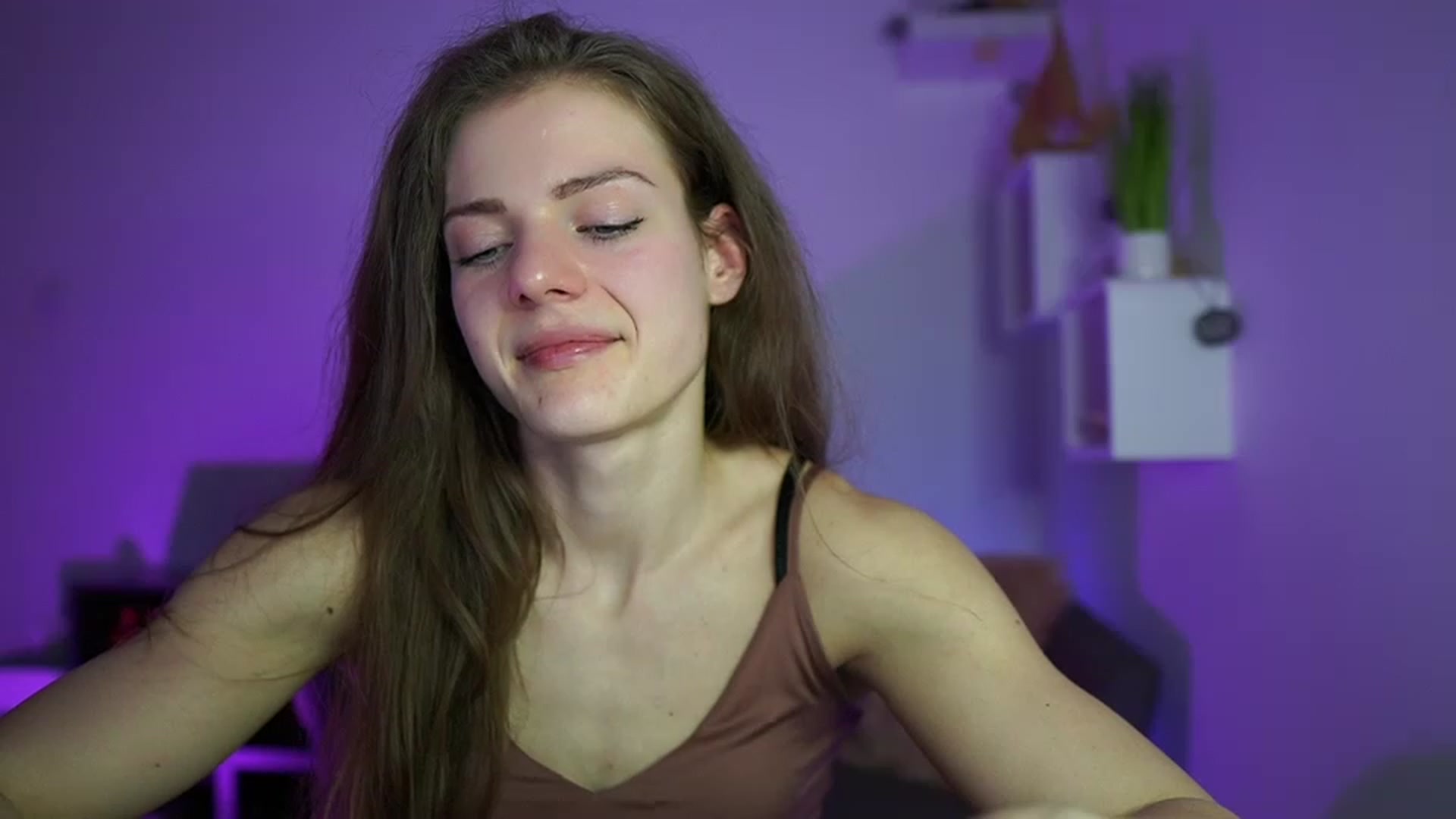 Gallery image thumbnail from Elly_Malkova_'s myfreecams stream on, 04/17/2023, 20:43 image 5 of 20
