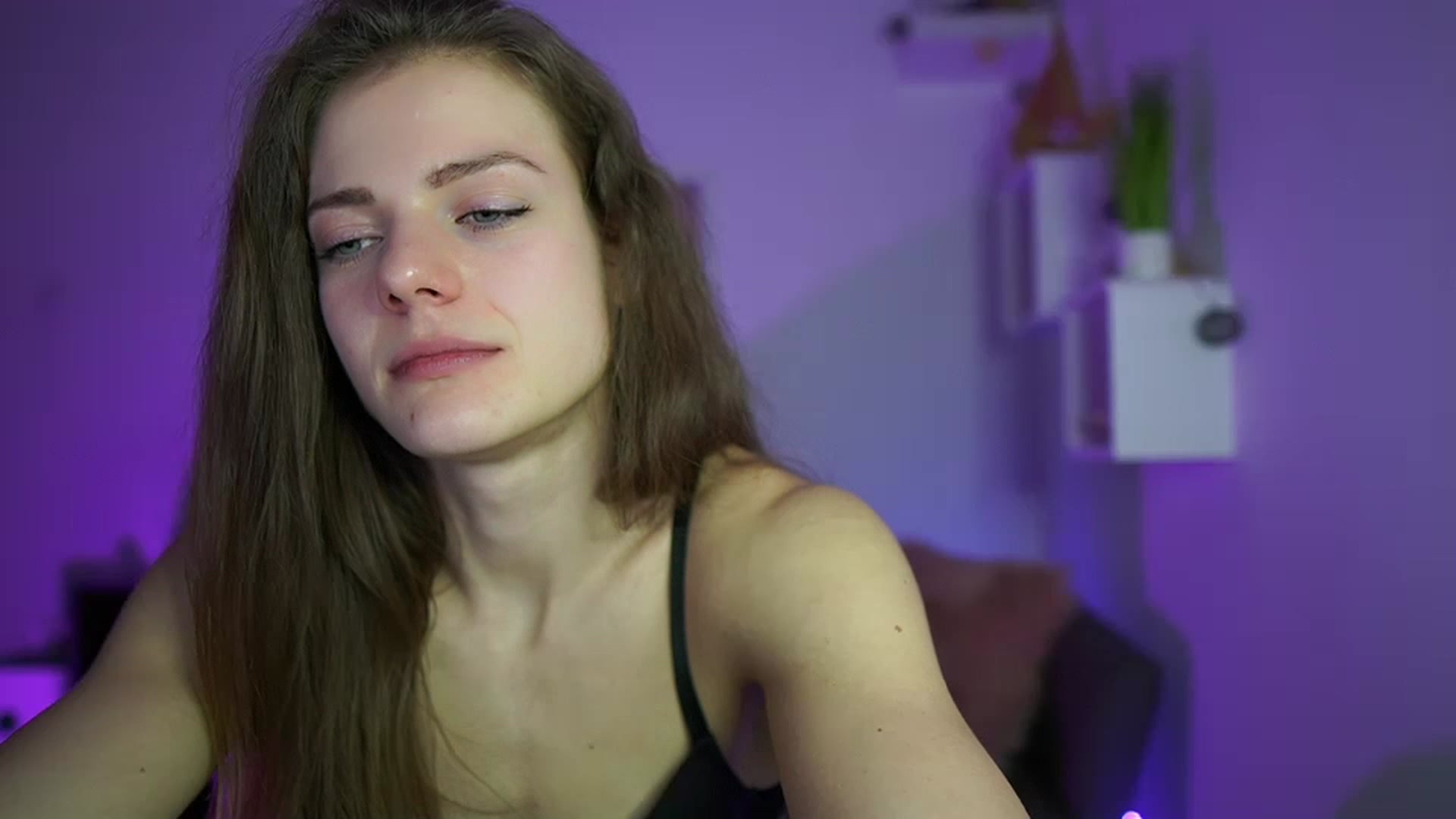 Gallery image thumbnail from Elly_Malkova_'s myfreecams stream on, 04/17/2023, 22:40 image 8 of 20