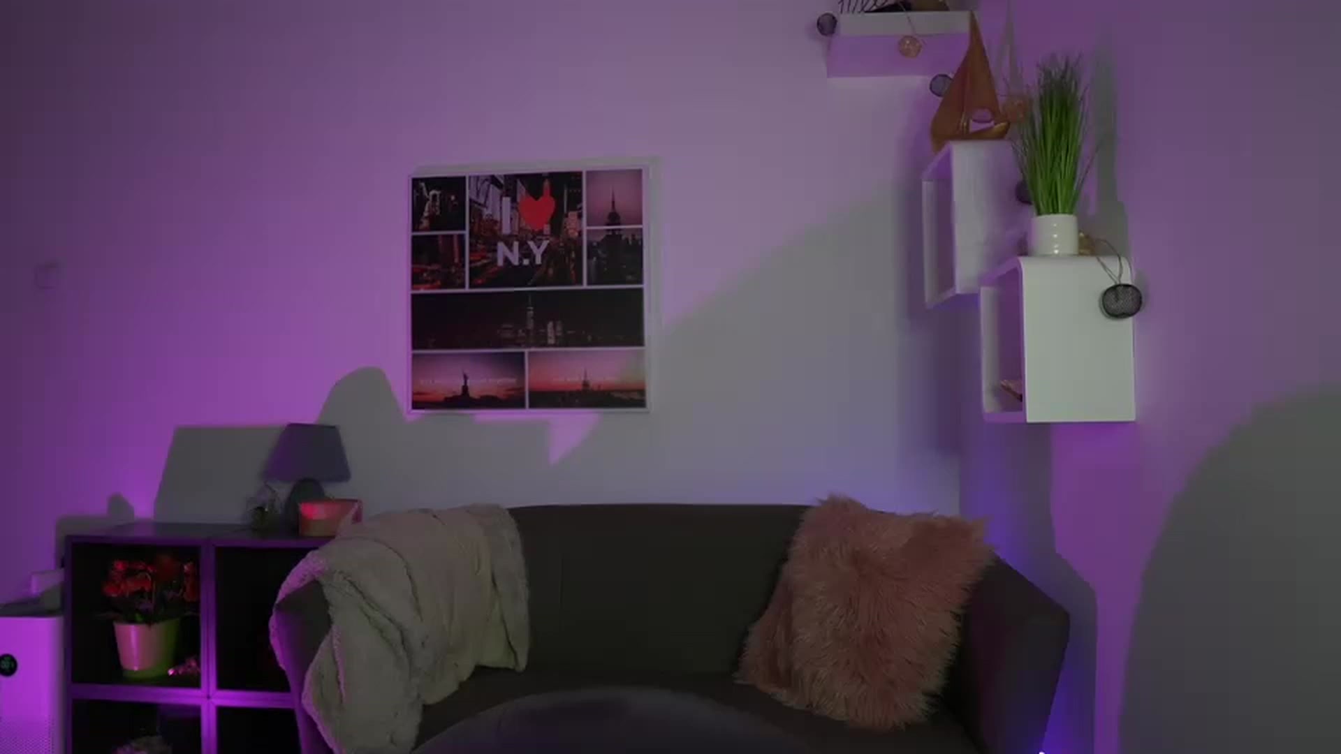 Gallery image thumbnail from Elly_Malkova_'s myfreecams stream on, 04/17/2023, 22:40 image 6 of 20
