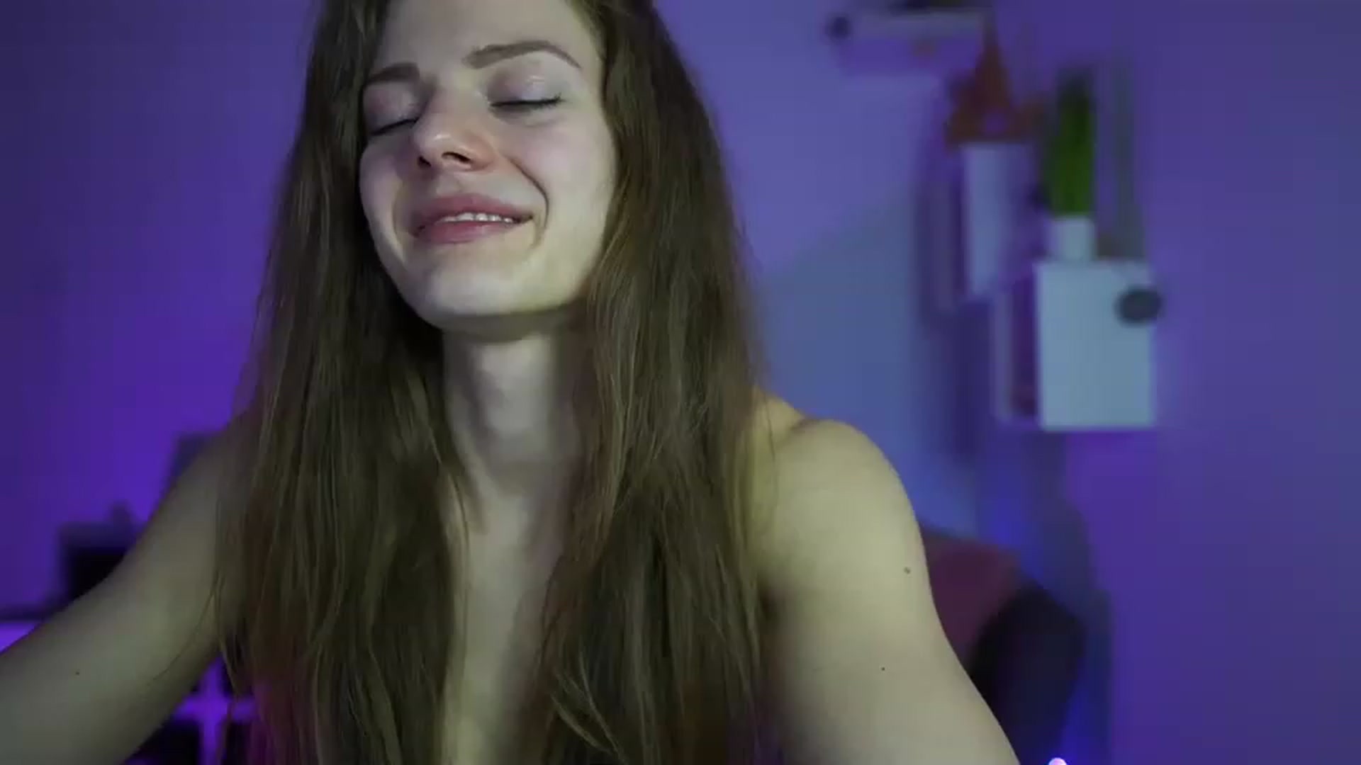 Gallery image thumbnail from Elly_Malkova_'s myfreecams stream on, 04/17/2023, 22:40 image 18 of 20