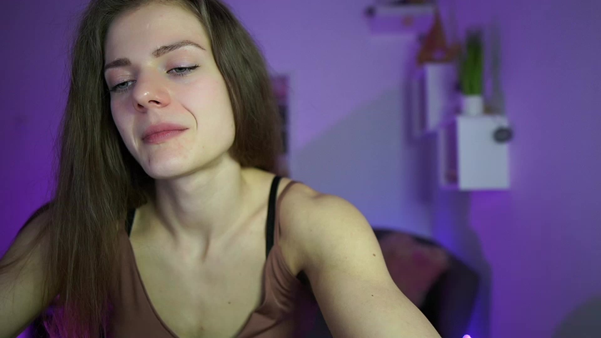 Gallery image thumbnail from Elly_Malkova_'s myfreecams stream on, 04/17/2023, 23:15 image 1 of 20