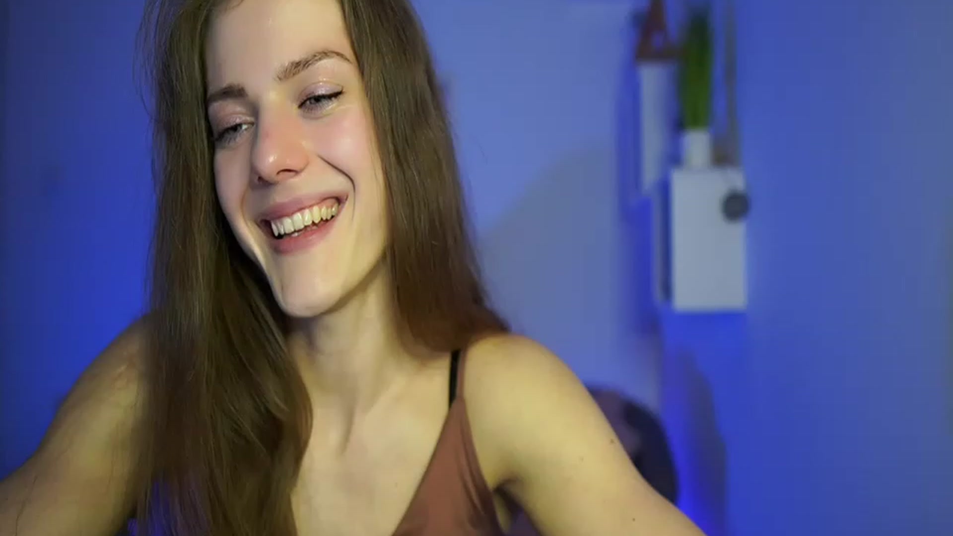 Gallery image thumbnail from Elly_Malkova_'s myfreecams stream on, 04/20/2023, 15:06 image 9 of 20