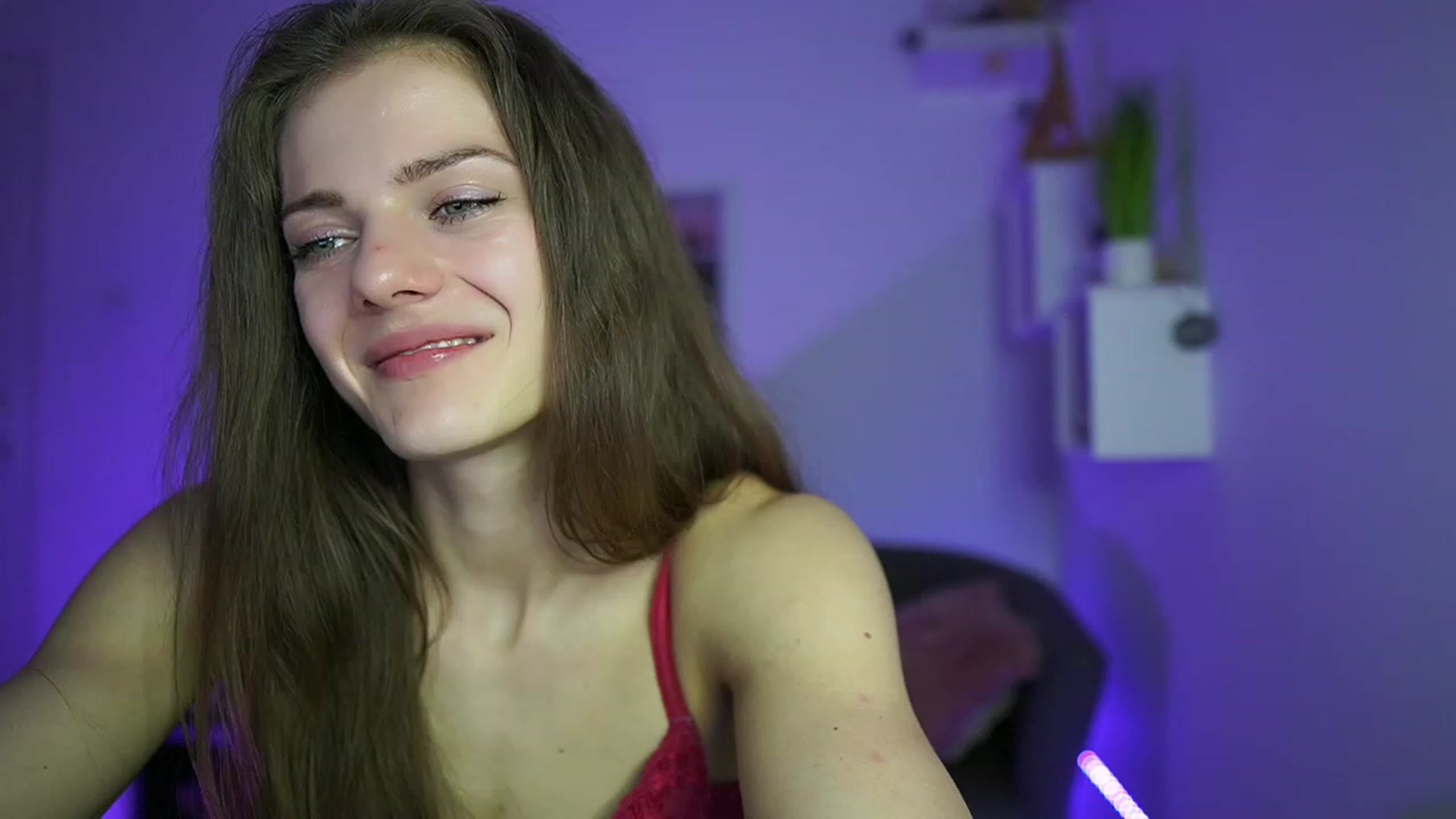 Gallery image thumbnail from Elly_Malkova_'s myfreecams stream on, 04/21/2023, 18:03 image 16 of 20