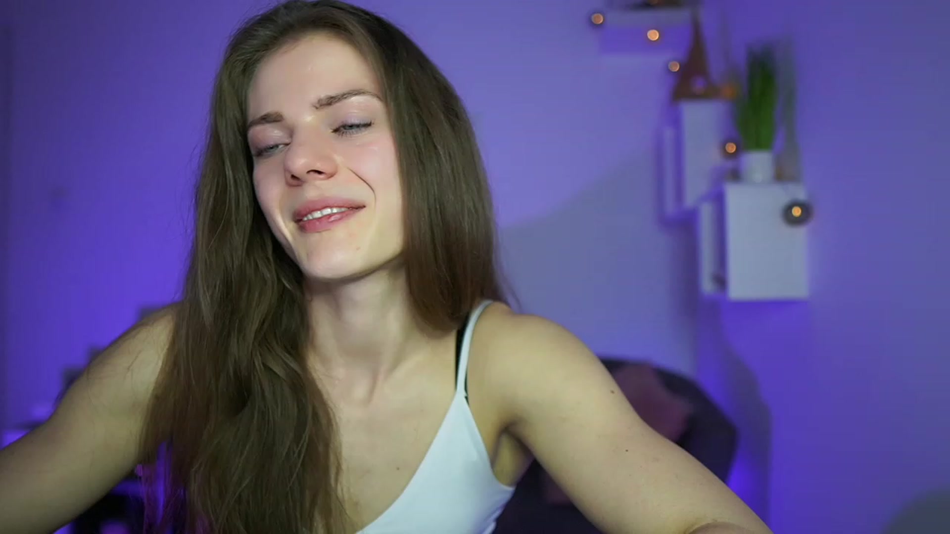 Gallery image thumbnail from Elly_Malkova_'s myfreecams stream on, 04/26/2023, 20:02 image 6 of 20
