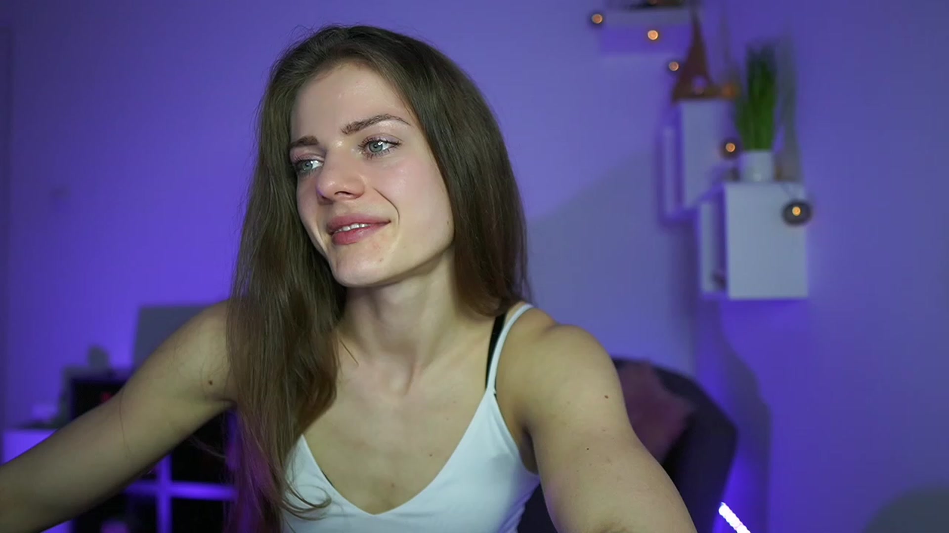 Gallery image thumbnail from Elly_Malkova_'s myfreecams stream on, 04/26/2023, 20:02 image 4 of 20