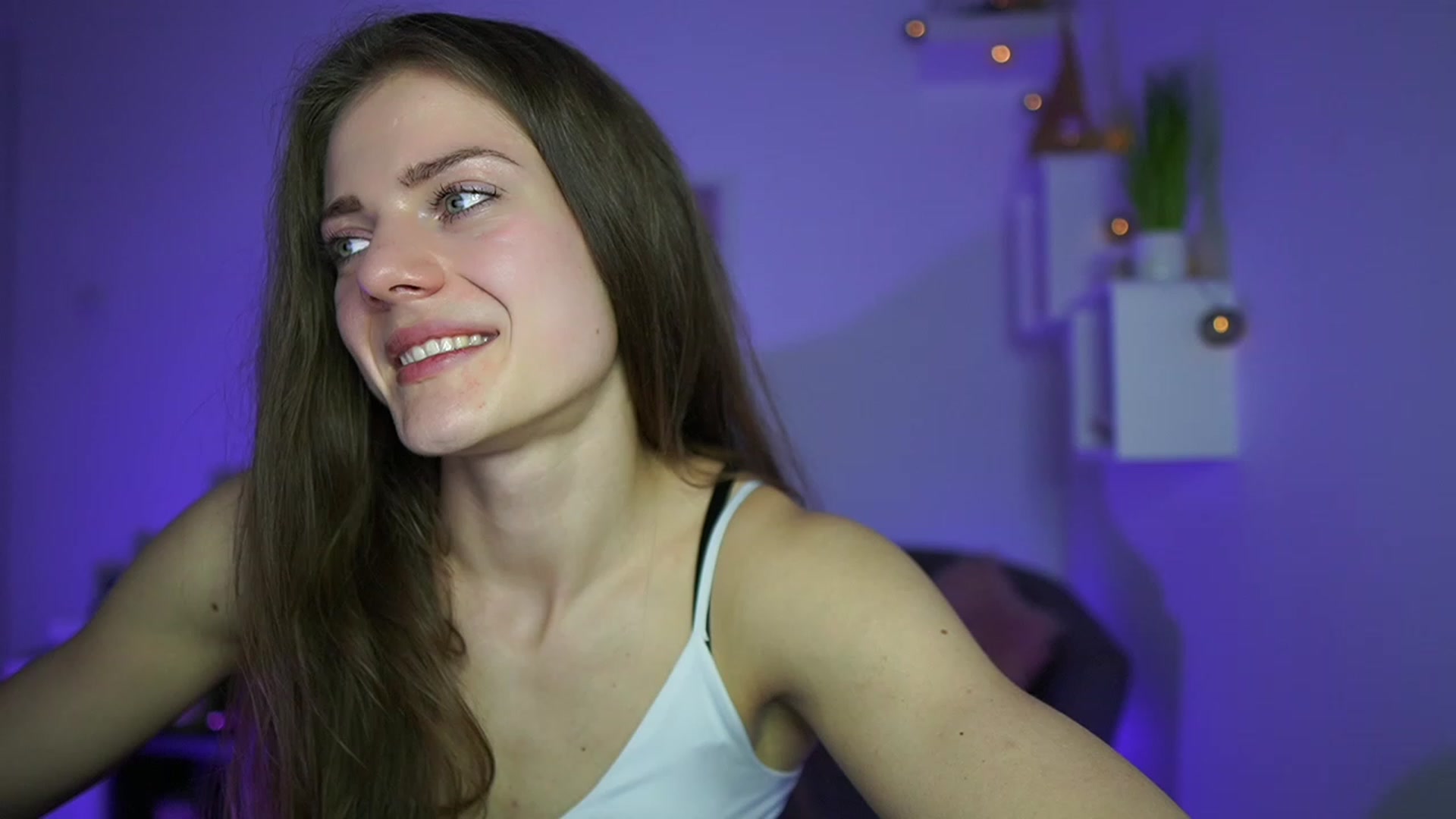 Gallery image thumbnail from Elly_Malkova_'s myfreecams stream on, 04/26/2023, 20:02 image 15 of 20