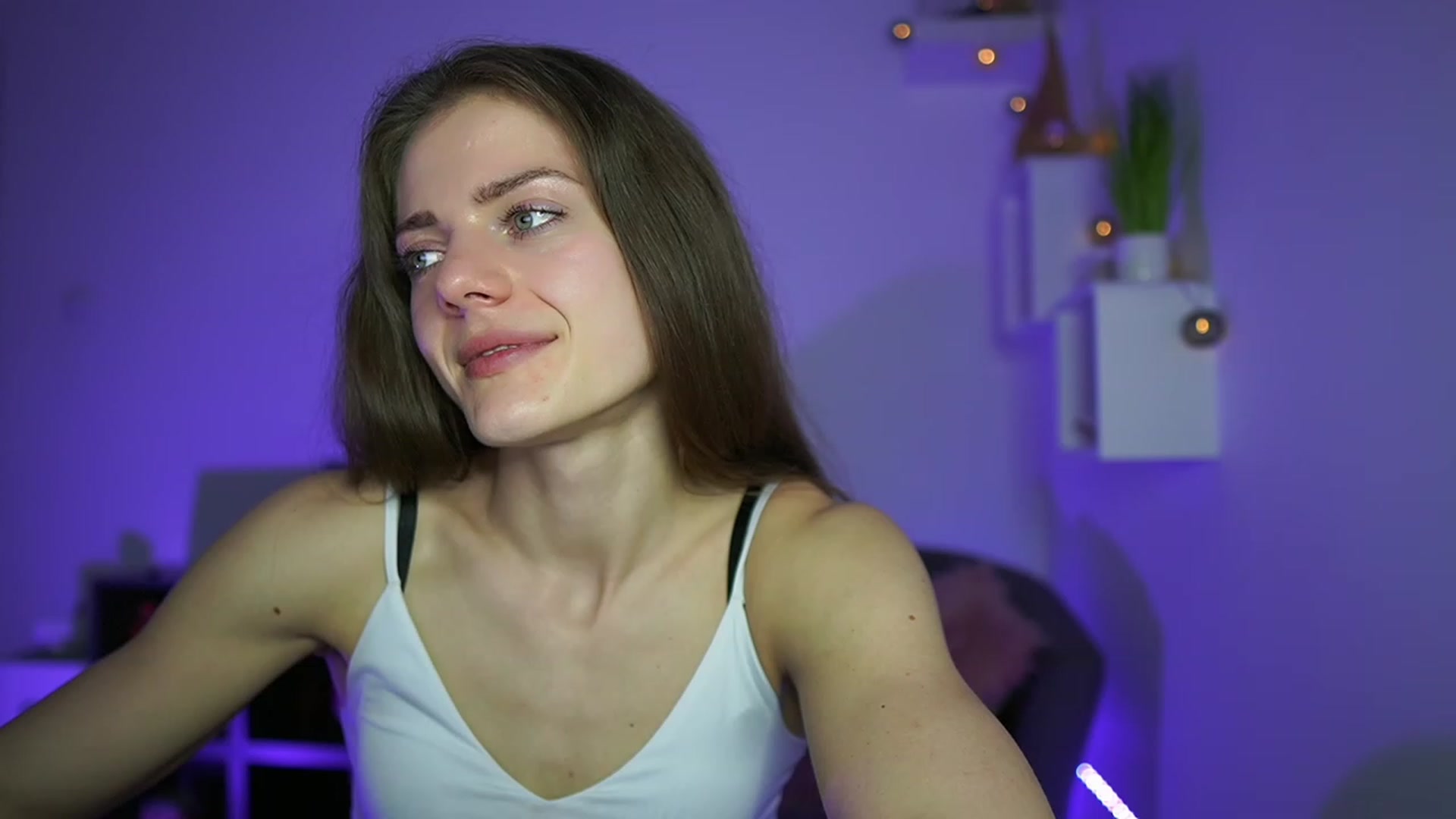 Gallery image thumbnail from Elly_Malkova_'s myfreecams stream on, 04/26/2023, 22:08 image 1 of 20