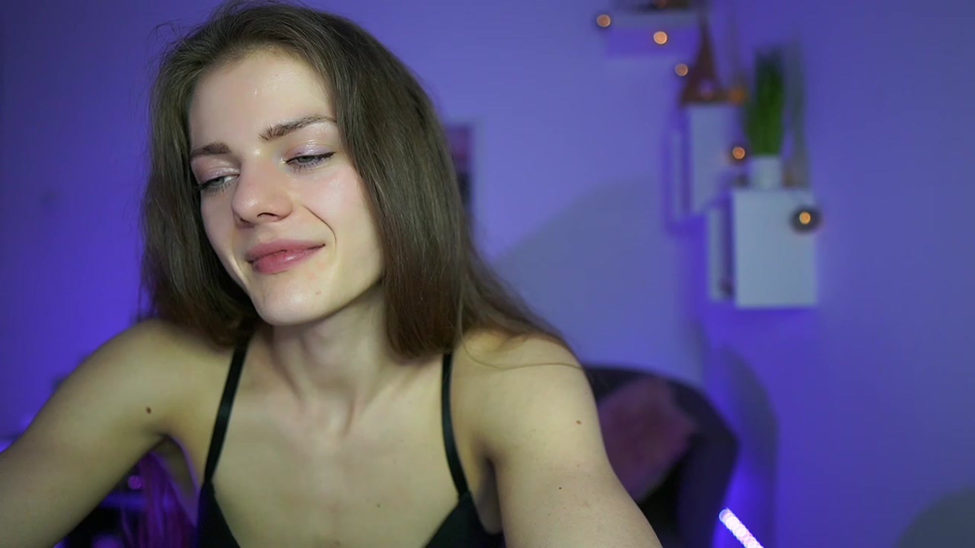 Gallery image thumbnail from Elly_Malkova_'s myfreecams stream on, 04/26/2023, 22:08 image 11 of 20