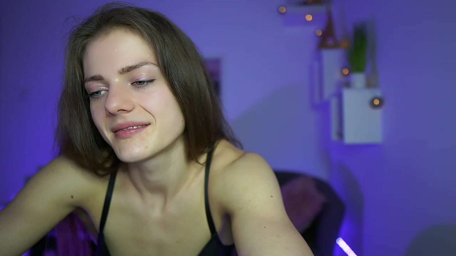 Gallery image thumbnail from Elly_Malkova_'s myfreecams stream on, 04/26/2023, 22:08 image 14 of 20