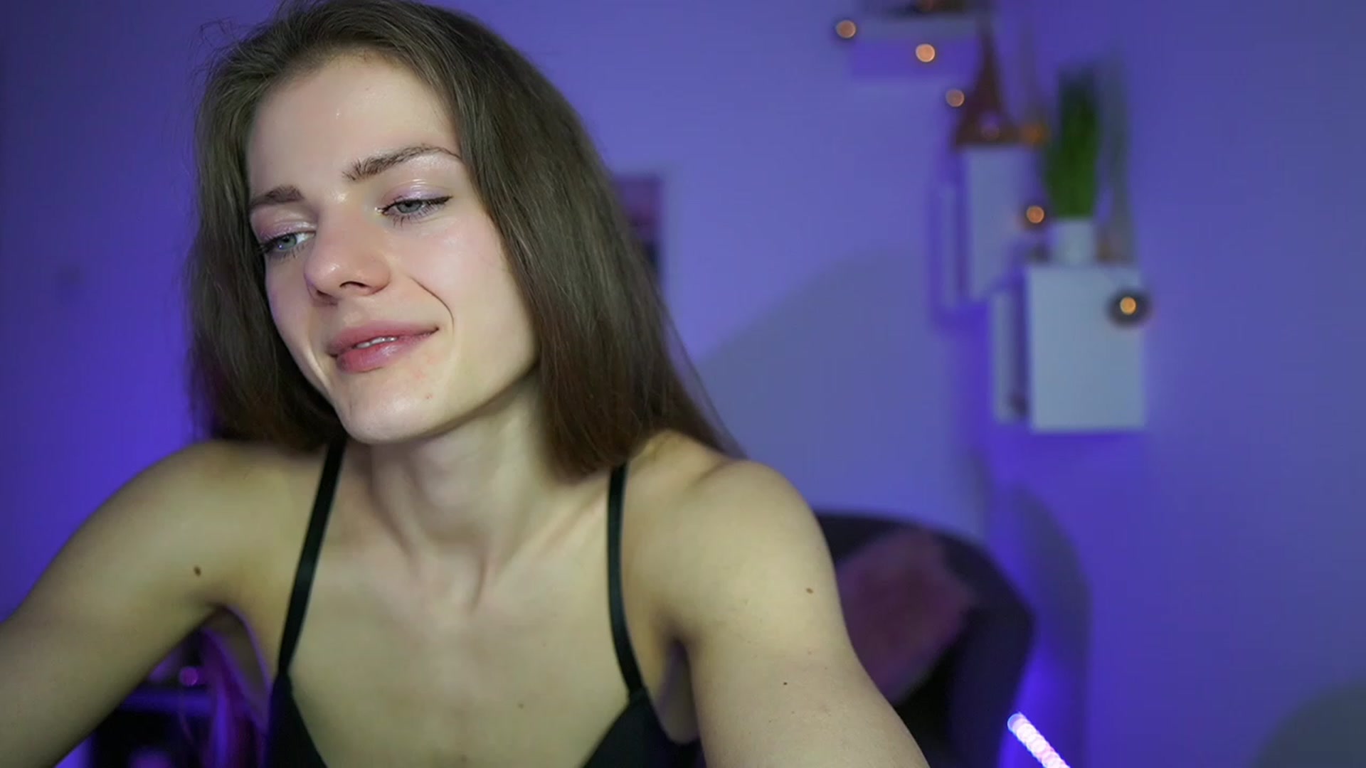 Gallery image thumbnail from Elly_Malkova_'s myfreecams stream on, 04/26/2023, 22:08 image 10 of 20