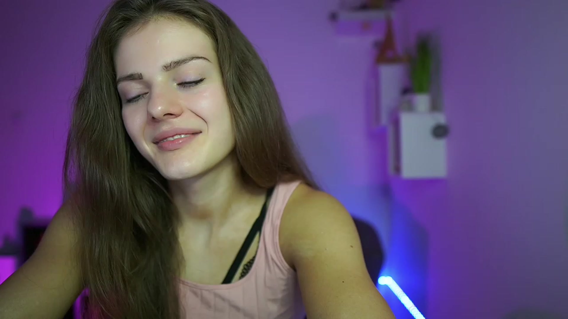 Gallery image thumbnail from Elly_Malkova_'s myfreecams stream on, 05/21/2023, 18:02 image 1 of 20