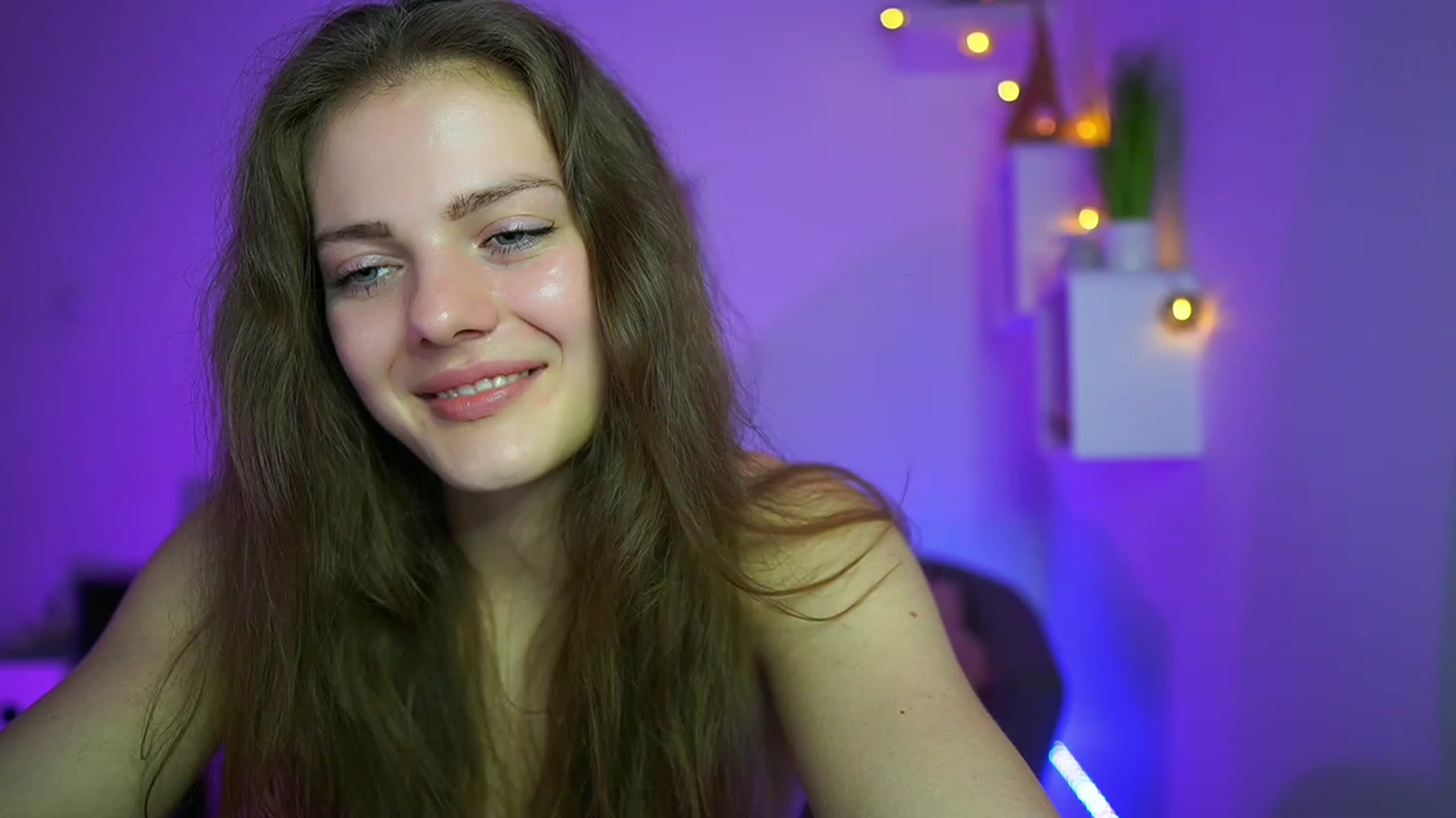 Gallery image thumbnail from Elly_Malkova_'s myfreecams stream on, 06/01/2023, 17:52 image 15 of 20