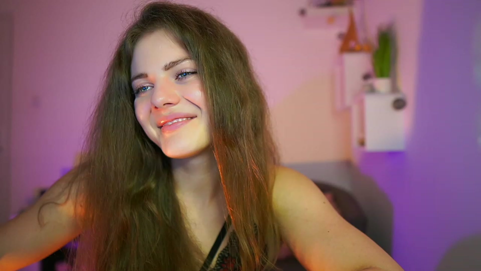 Gallery image thumbnail from Elly_Malkova_'s myfreecams stream on, 06/06/2023, 23:09 image 14 of 20