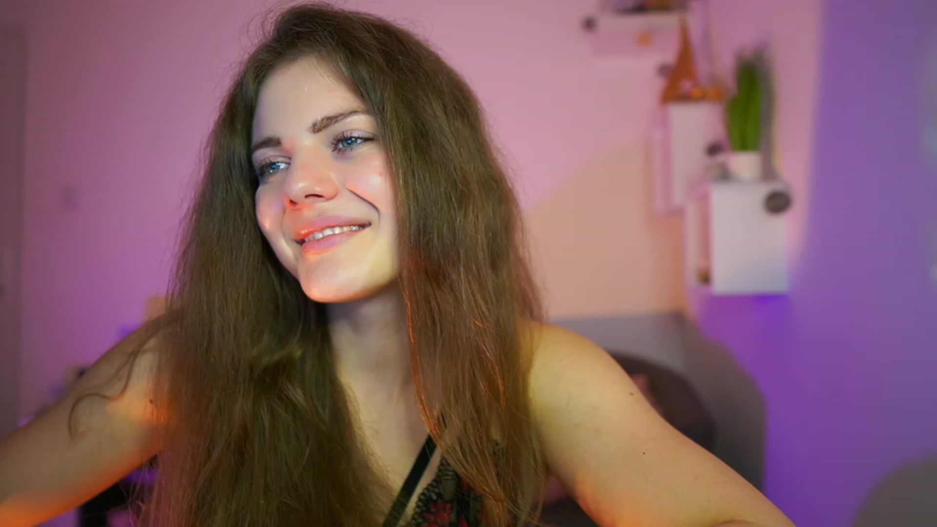 Gallery image thumbnail from Elly_Malkova_'s myfreecams stream on, 06/06/2023, 23:09 image 15 of 20