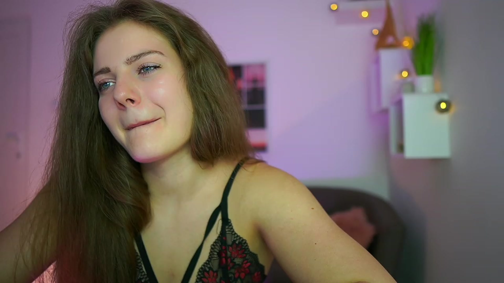 Gallery image thumbnail from Elly_Malkova_'s myfreecams stream on, 06/16/2023, 18:01 image 19 of 20