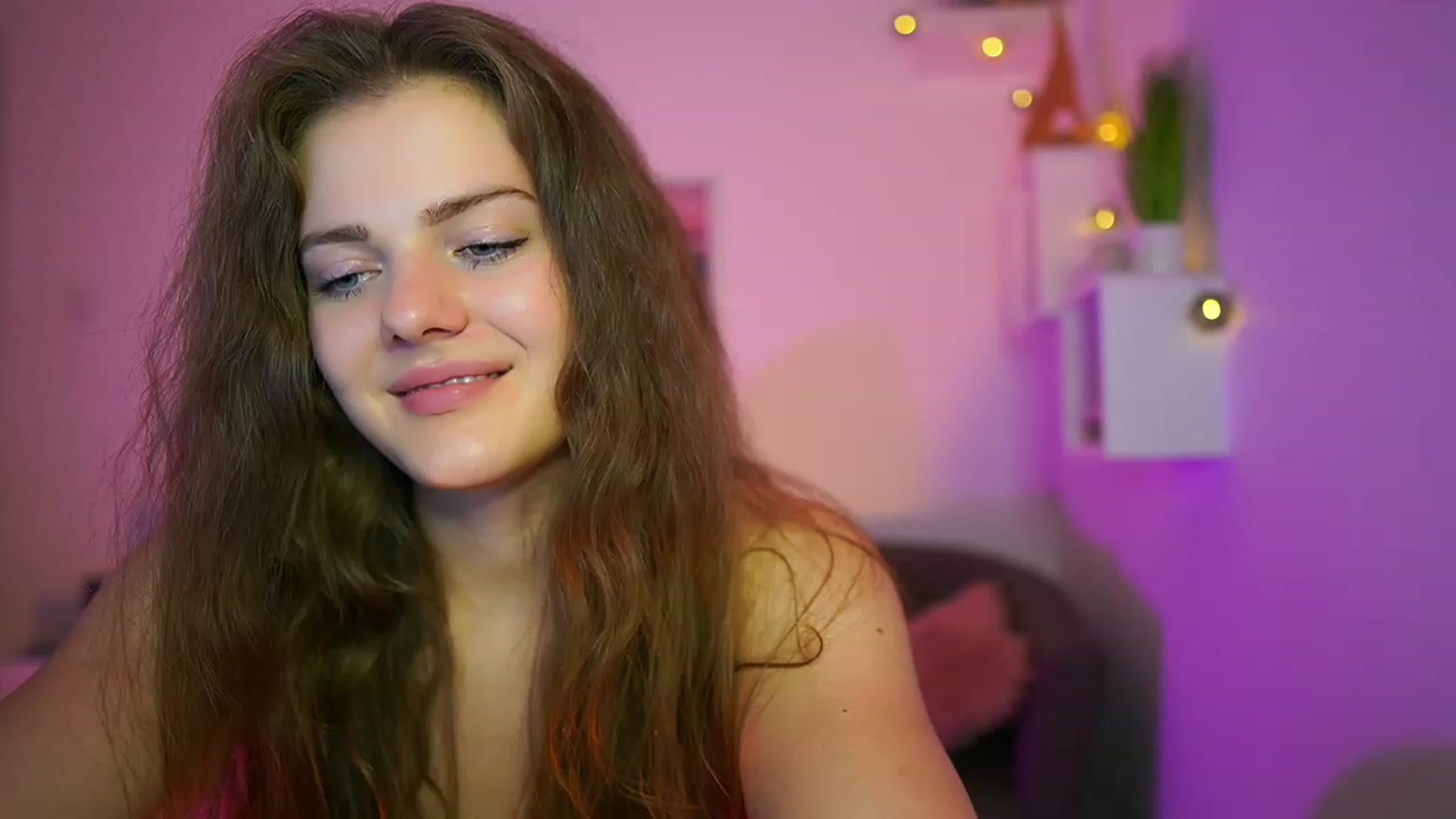 Gallery image thumbnail from Elly_Malkova_'s myfreecams stream on, 06/18/2023, 22:23 image 14 of 20