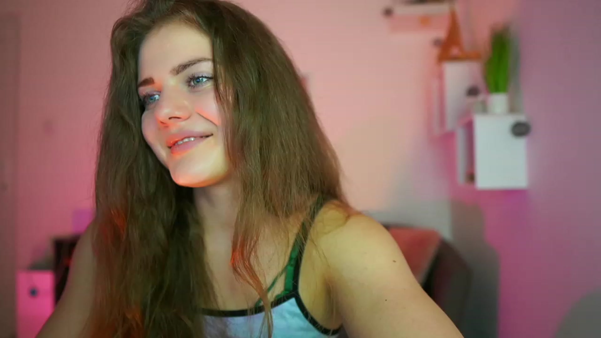 Gallery image thumbnail from Elly_Malkova_'s myfreecams stream on, 06/21/2023, 19:33 image 4 of 20