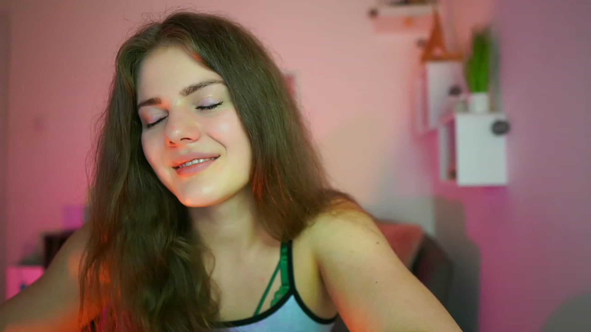 Gallery image thumbnail from Elly_Malkova_'s myfreecams stream on, 06/21/2023, 19:33 image 14 of 20
