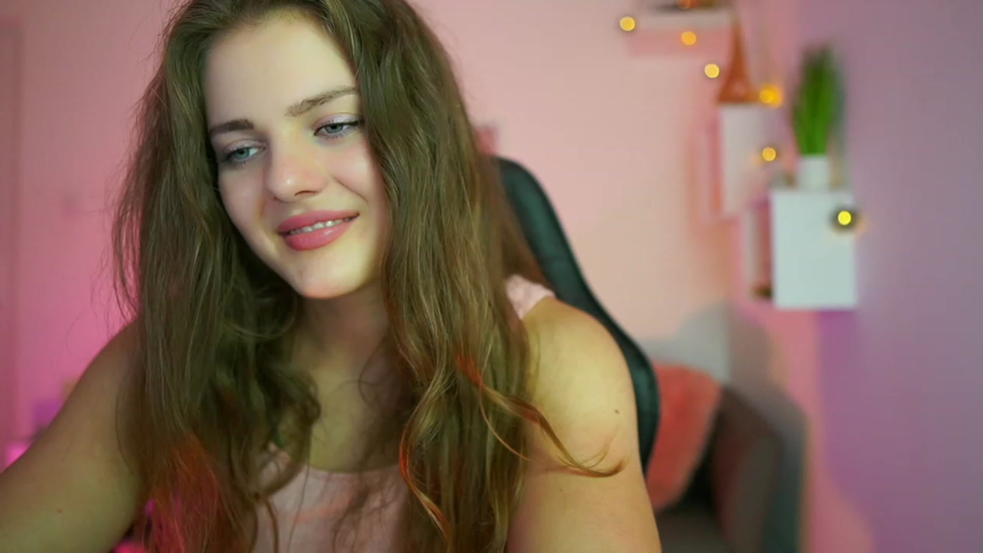Gallery image thumbnail from Elly_Malkova_'s myfreecams stream on, 07/02/2023, 21:45 image 4 of 20