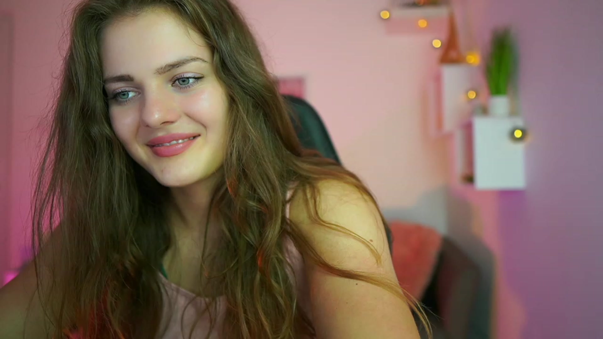 Gallery image thumbnail from Elly_Malkova_'s myfreecams stream on, 07/02/2023, 21:45 image 9 of 20