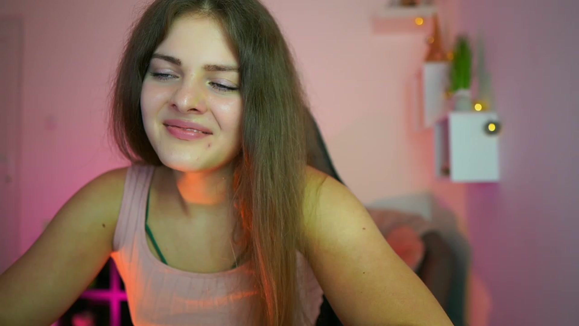 Gallery image thumbnail from Elly_Malkova_'s myfreecams stream on, 07/07/2023, 17:53 image 13 of 20