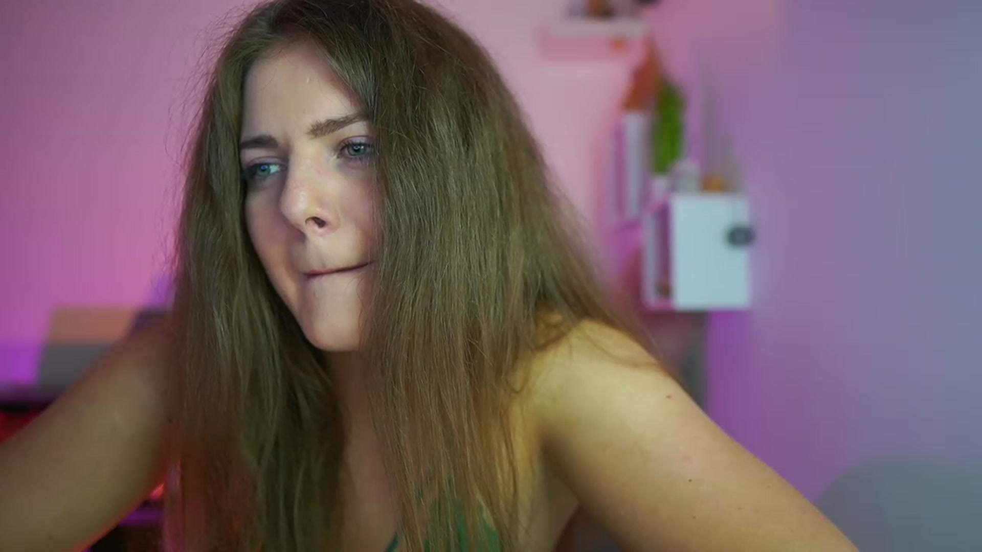 Gallery image thumbnail from Elly_Malkova_'s myfreecams stream on, 07/26/2023, 20:38 image 16 of 20