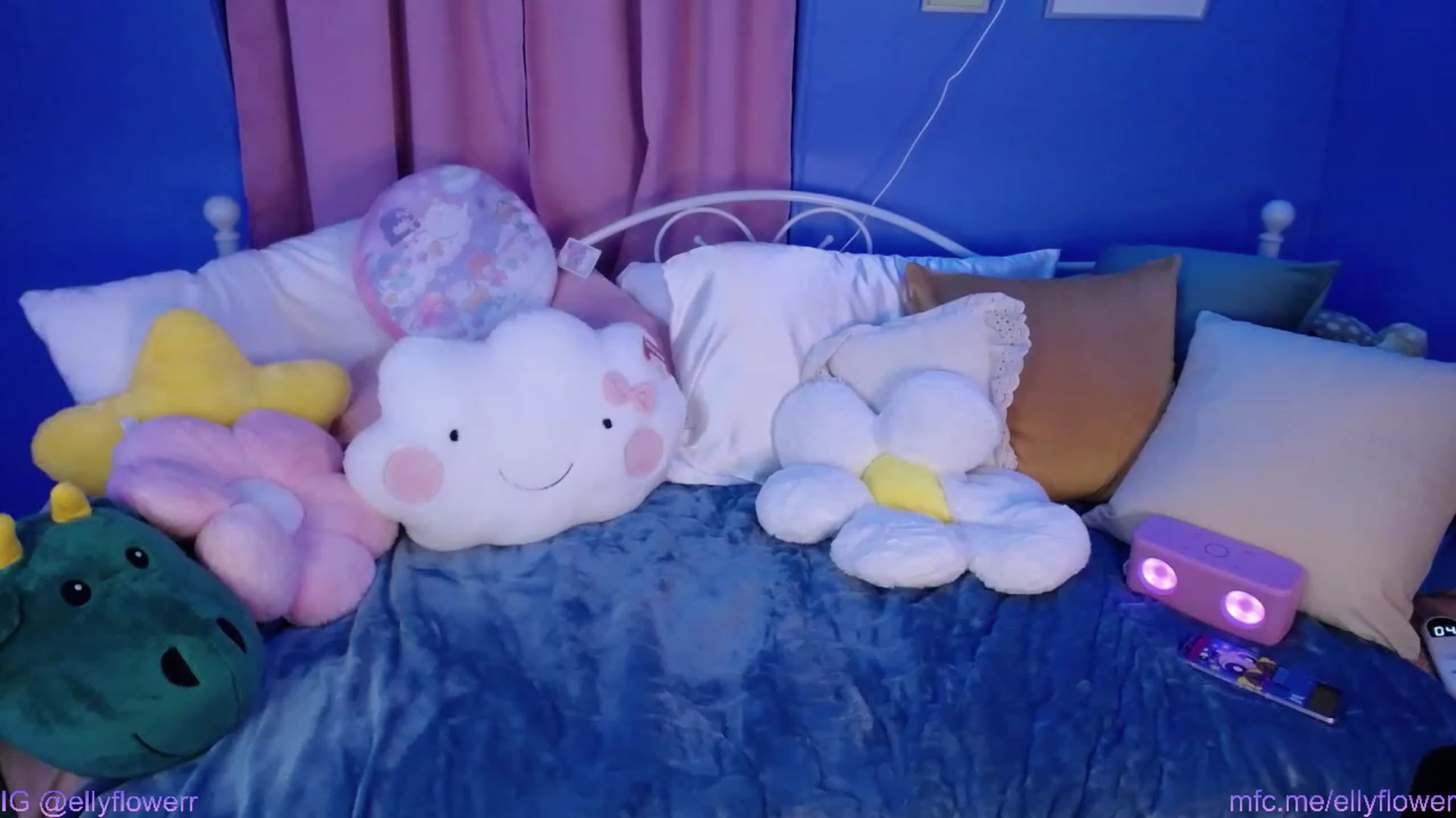 Gallery image thumbnail from Ellyflower's myfreecams stream on, 03/12/2024, 24:57 image 8 of 20