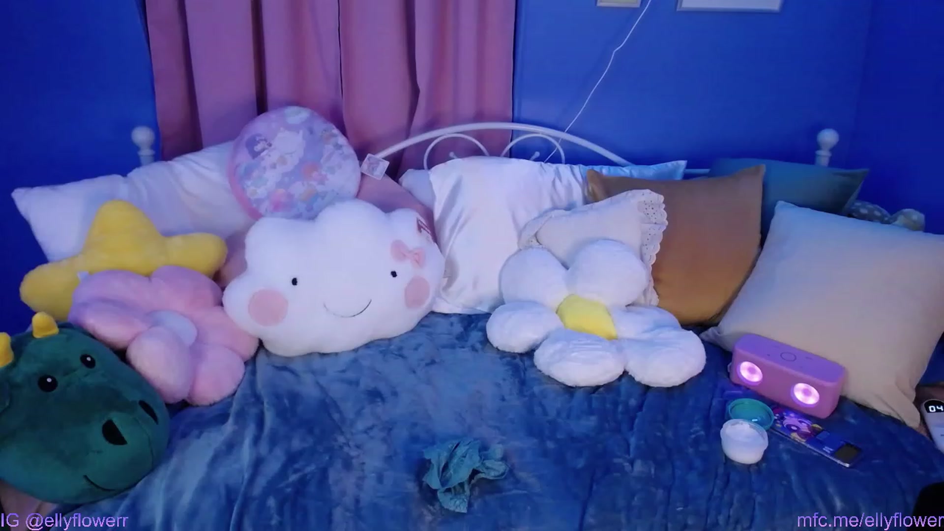 Gallery image thumbnail from Ellyflower's myfreecams stream on, 03/12/2024, 01:24 image 11 of 20