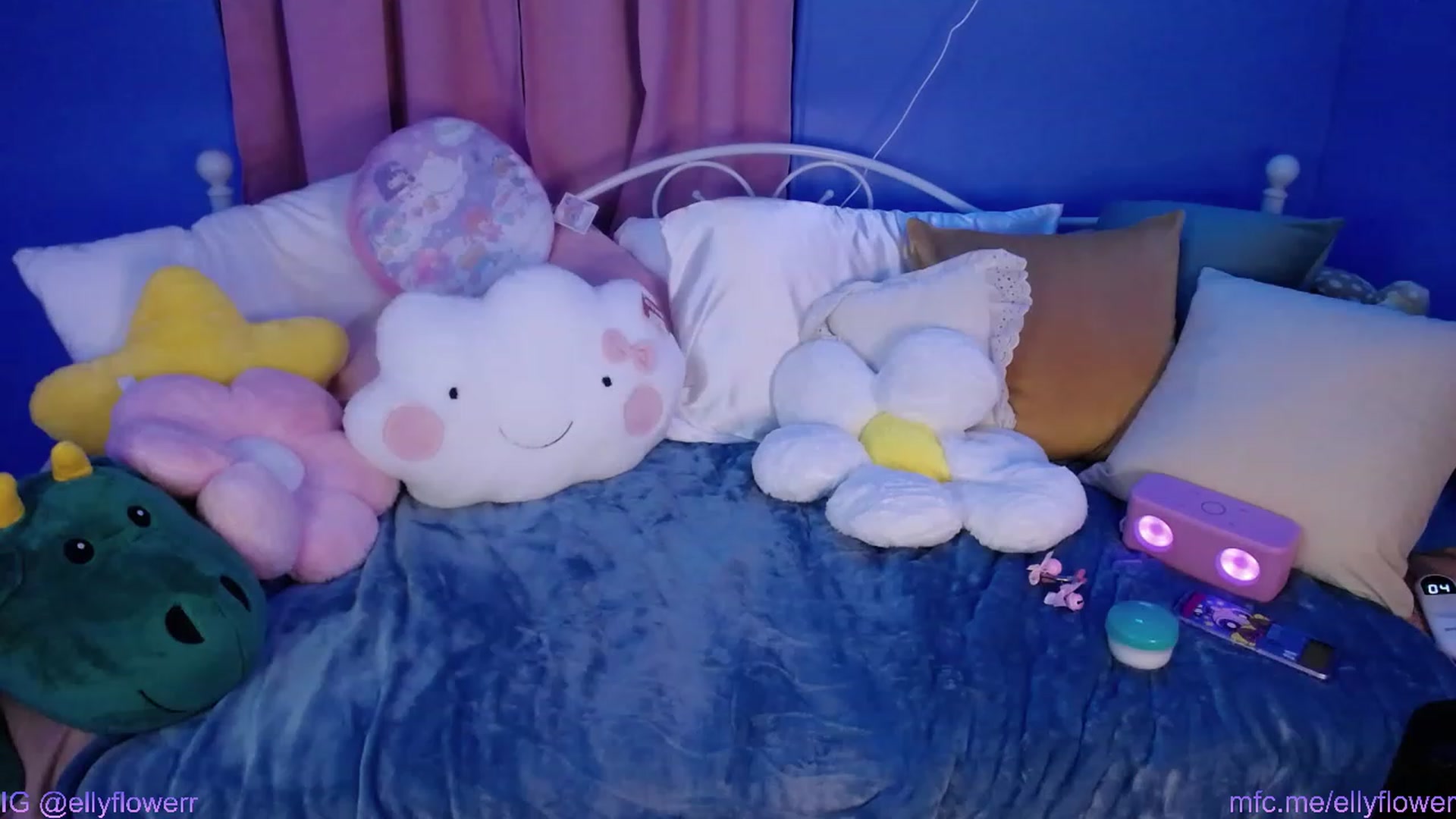Gallery image thumbnail from Ellyflower's myfreecams stream on, 03/12/2024, 01:24 image 3 of 20