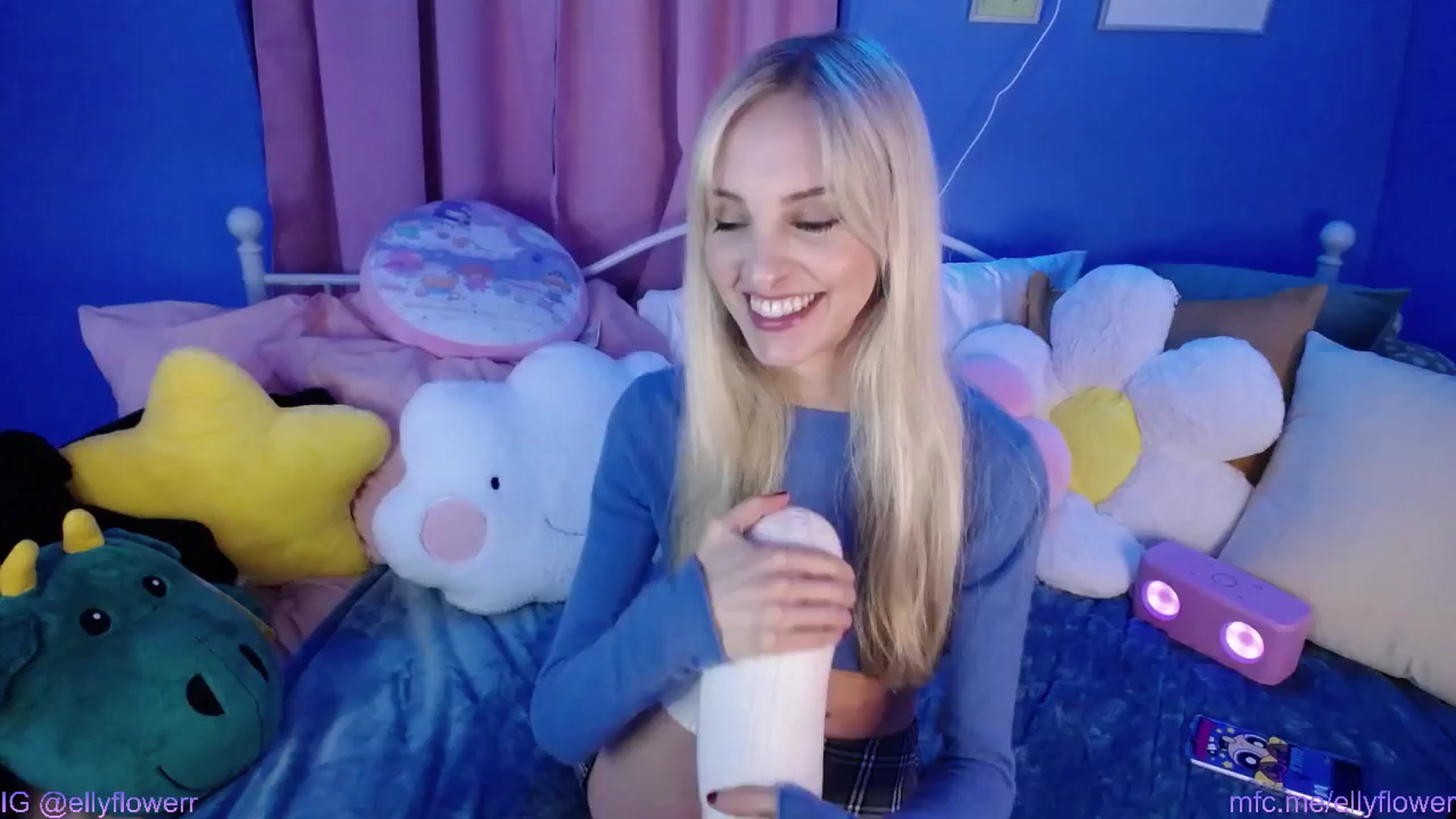Gallery image thumbnail from Ellyflower's myfreecams stream on, 03/21/2024, 24:25 image 7 of 20