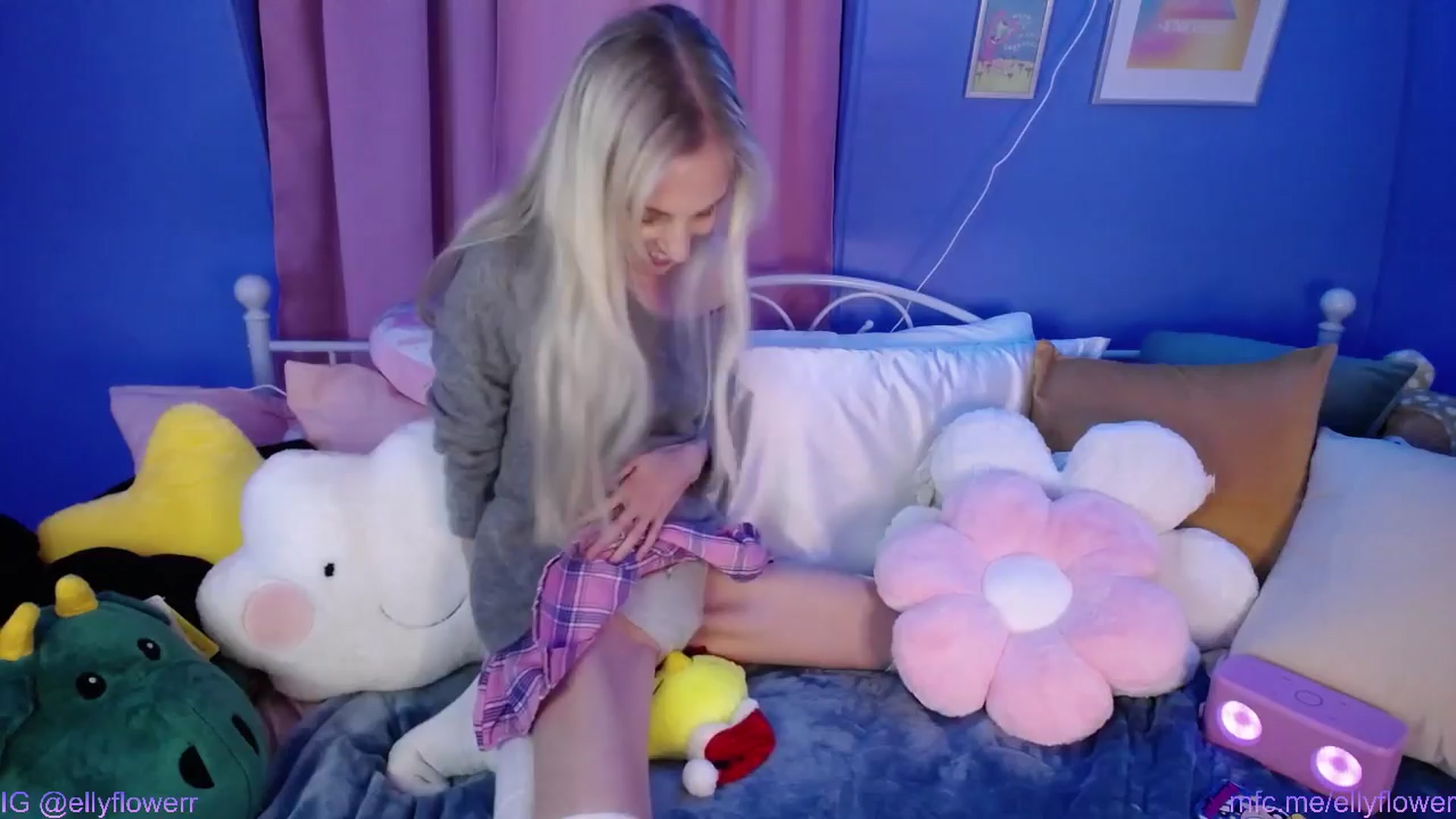 Gallery image thumbnail from Ellyflower's myfreecams stream on, 04/02/2024, 02:38 image 1 of 20
