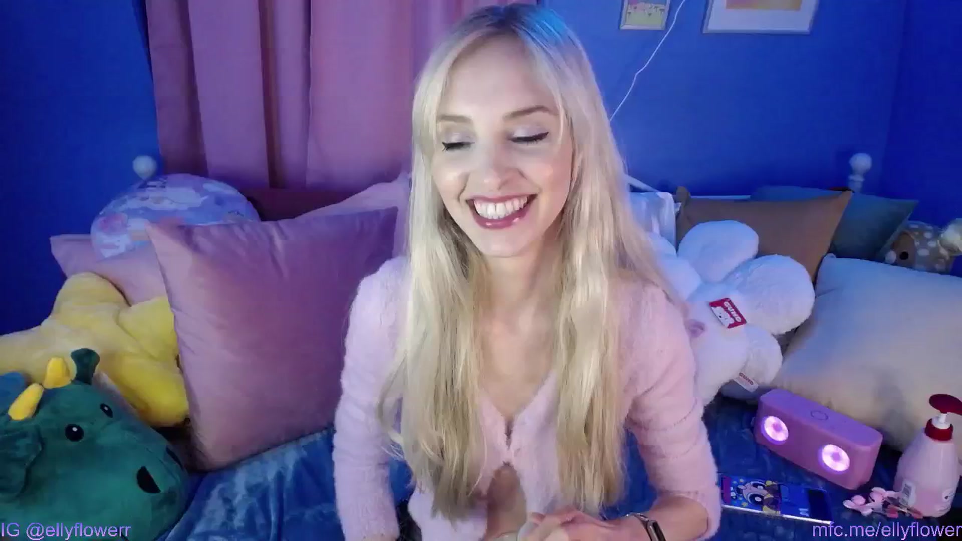 Gallery image thumbnail from Ellyflower's myfreecams stream on, 04/20/2024, 02:02 image 14 of 20
