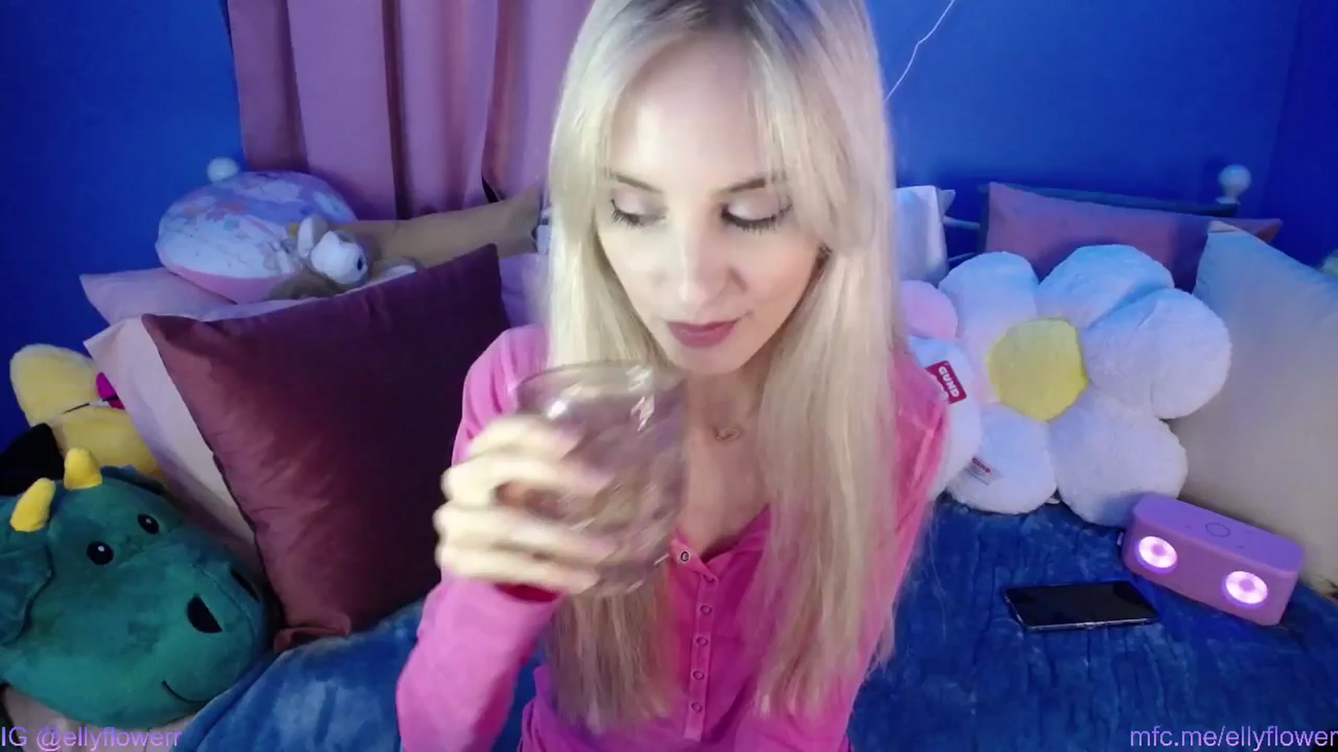 Gallery image thumbnail from Ellyflower's myfreecams stream on, 05/14/2024, 02:40 image 13 of 20