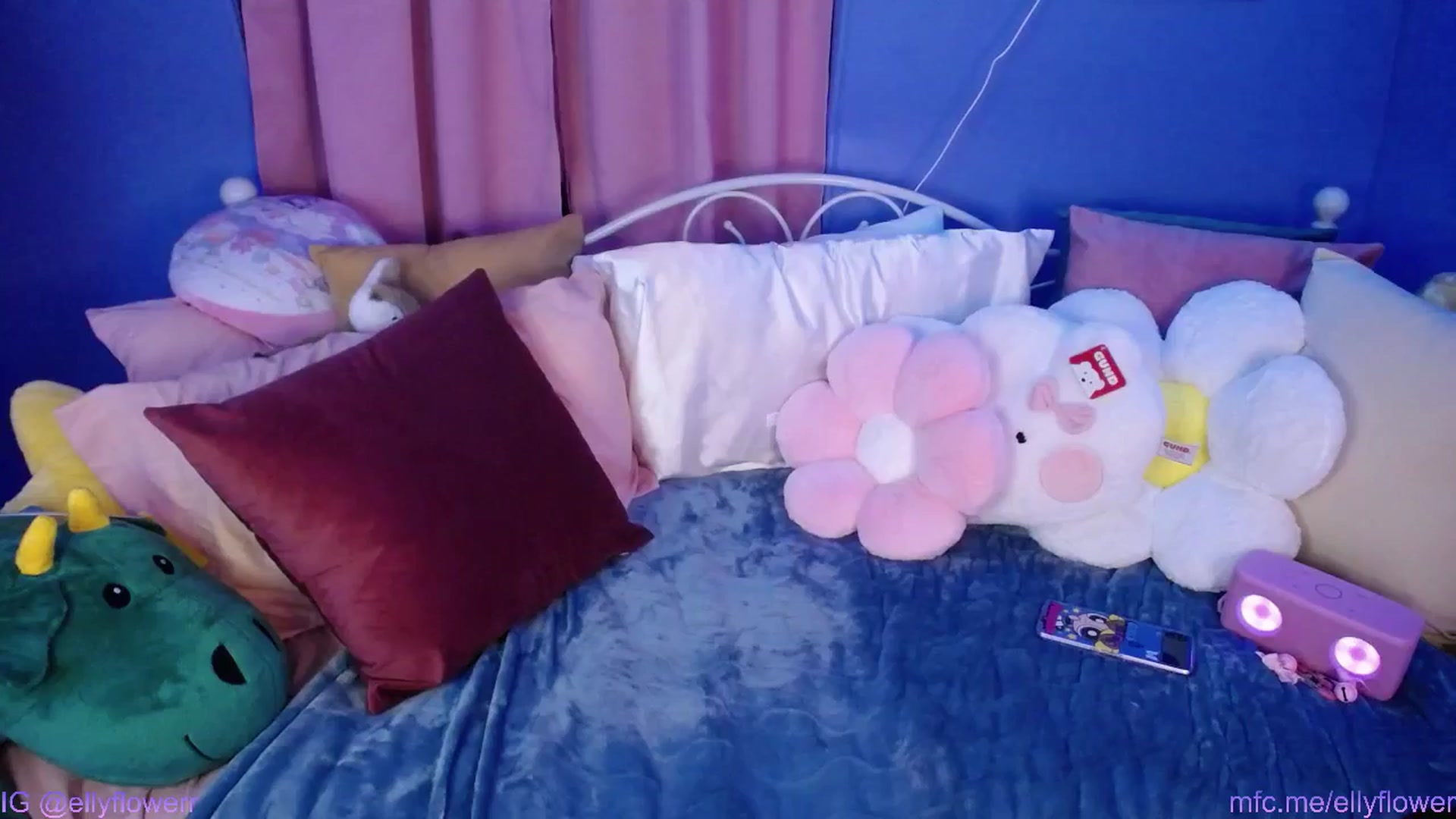 Gallery image thumbnail from Ellyflower's myfreecams stream on, 05/21/2024, 04:30 image 5 of 20