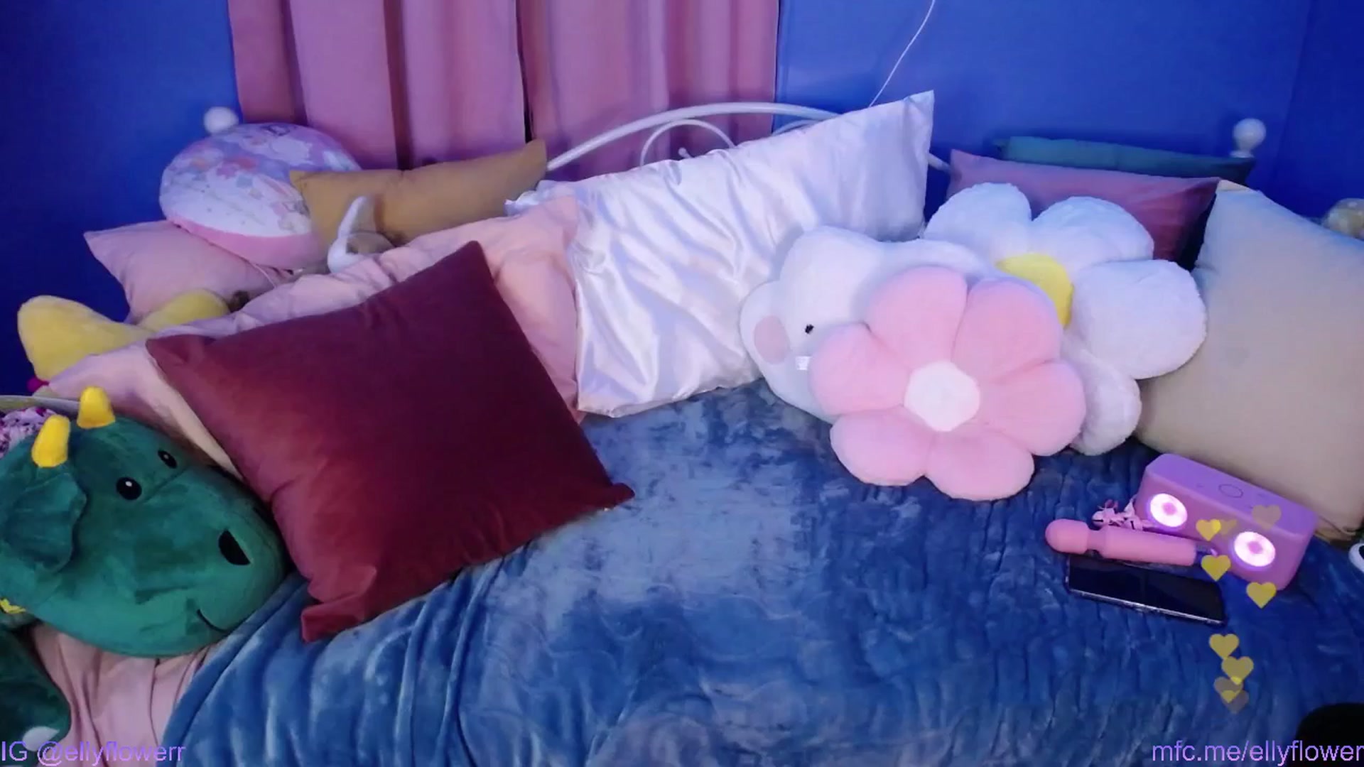 Gallery image thumbnail from Ellyflower's myfreecams stream on, 05/21/2024, 04:30 image 12 of 20