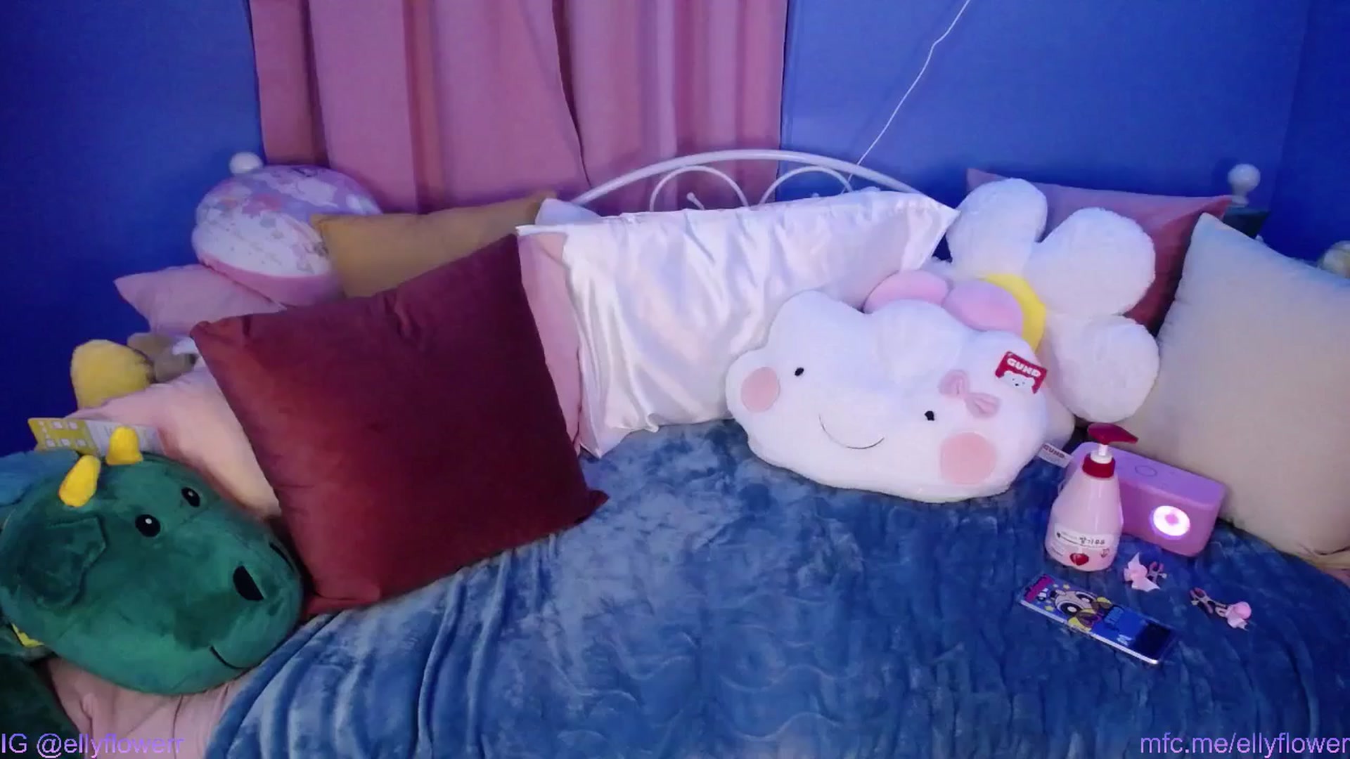 Gallery image thumbnail from Ellyflower's myfreecams stream on, 05/31/2024, 01:19 image 18 of 20
