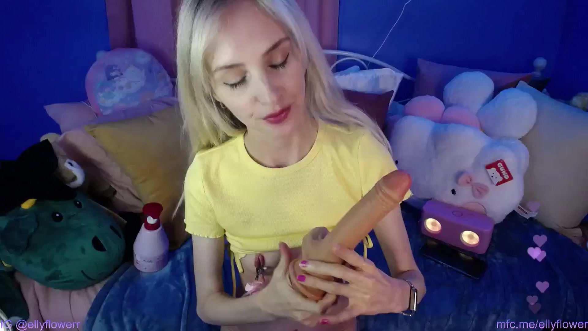 Gallery image thumbnail from Ellyflower's myfreecams stream on, 06/24/2024, 01:50 image 15 of 20