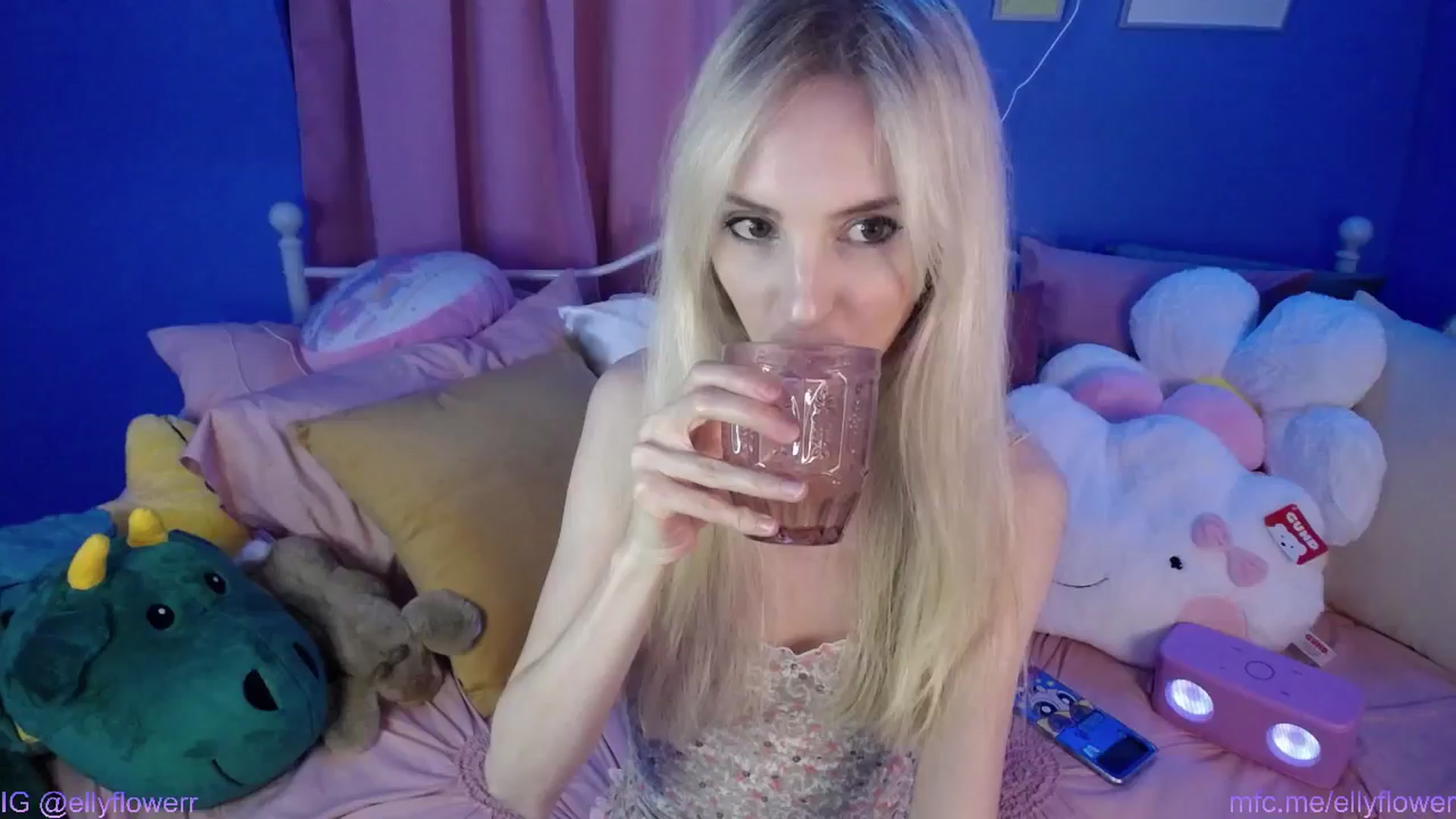 Gallery image thumbnail from Ellyflower's myfreecams stream on, 07/10/2024, 24:04 image 3 of 20