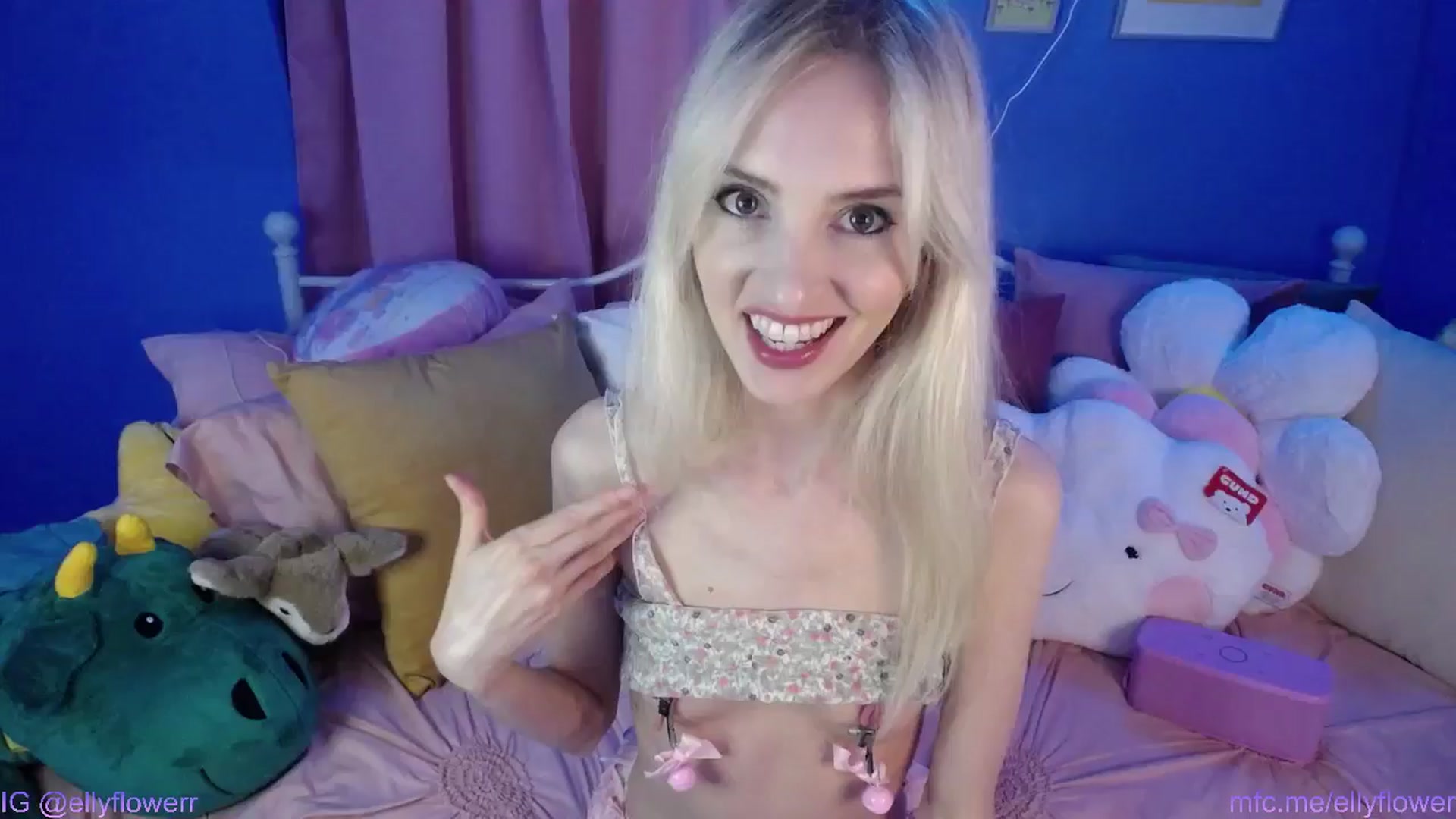 Gallery image thumbnail from Ellyflower's myfreecams stream on, 07/10/2024, 24:04 image 17 of 20