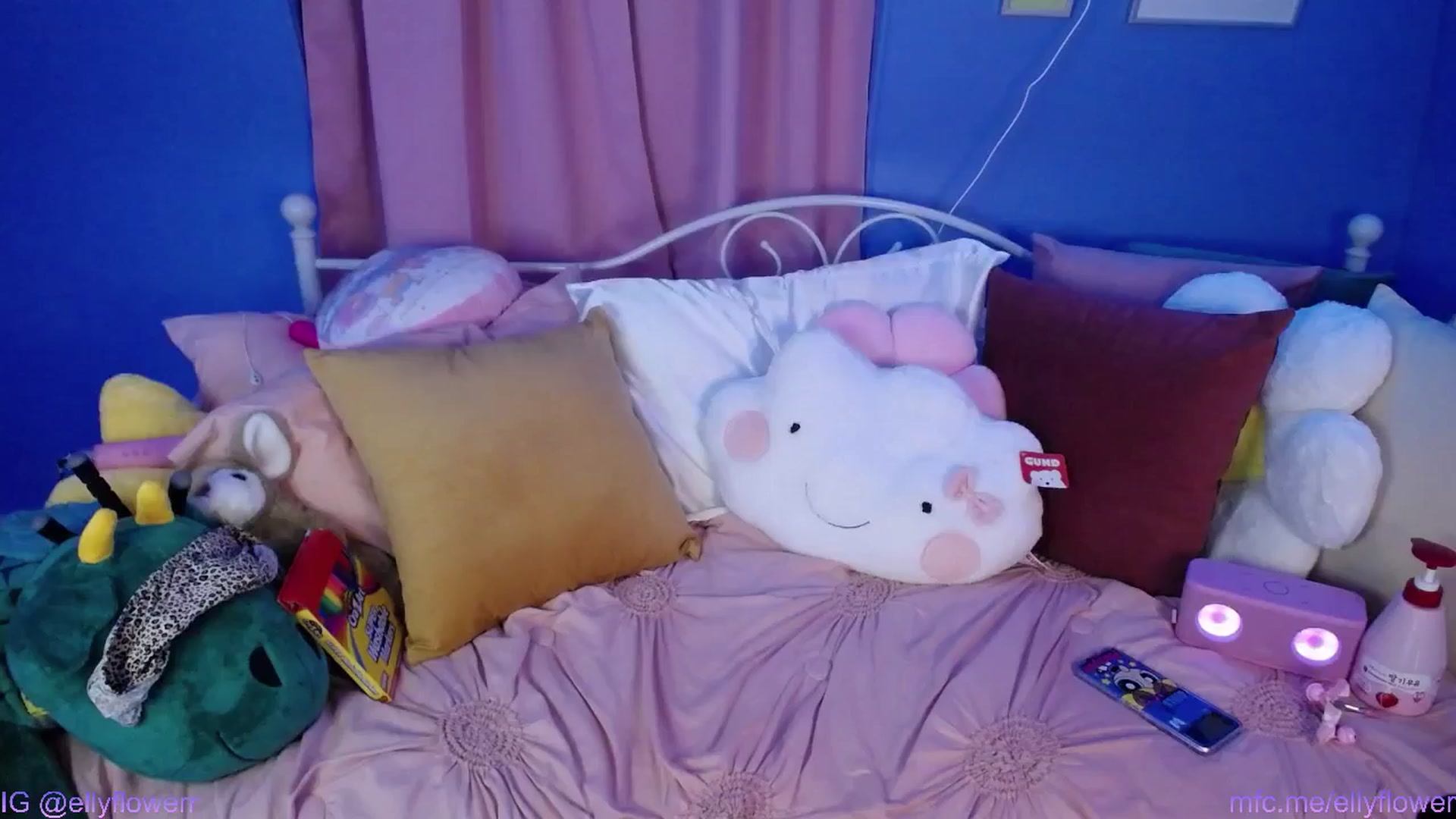 Gallery image thumbnail from Ellyflower's myfreecams stream on, 07/26/2024, 02:06 image 14 of 20