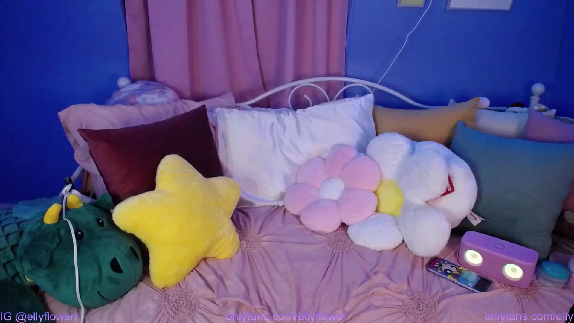 Gallery image thumbnail from Ellyflower's myfreecams stream on, 08/15/2024, 02:54 image 7 of 20