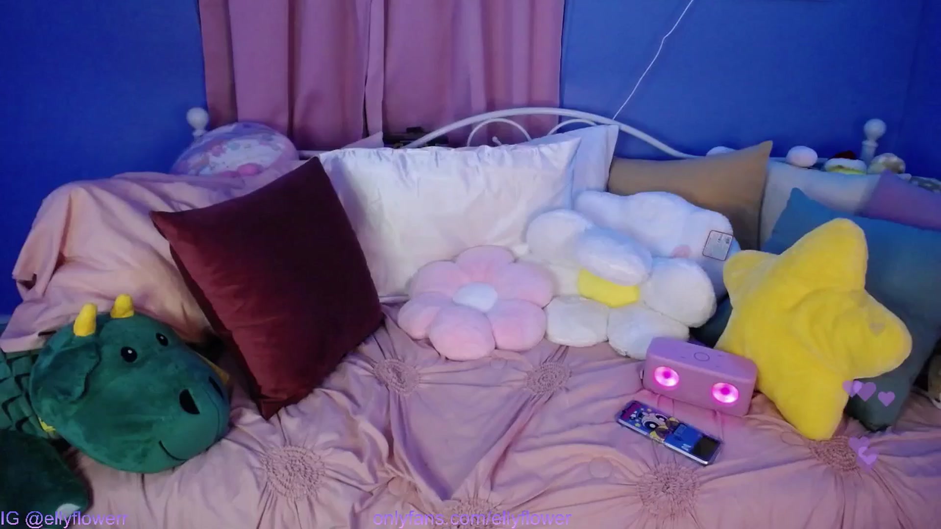 Gallery image thumbnail from Ellyflower's myfreecams stream on, 10/19/2024, 02:12 image 8 of 20