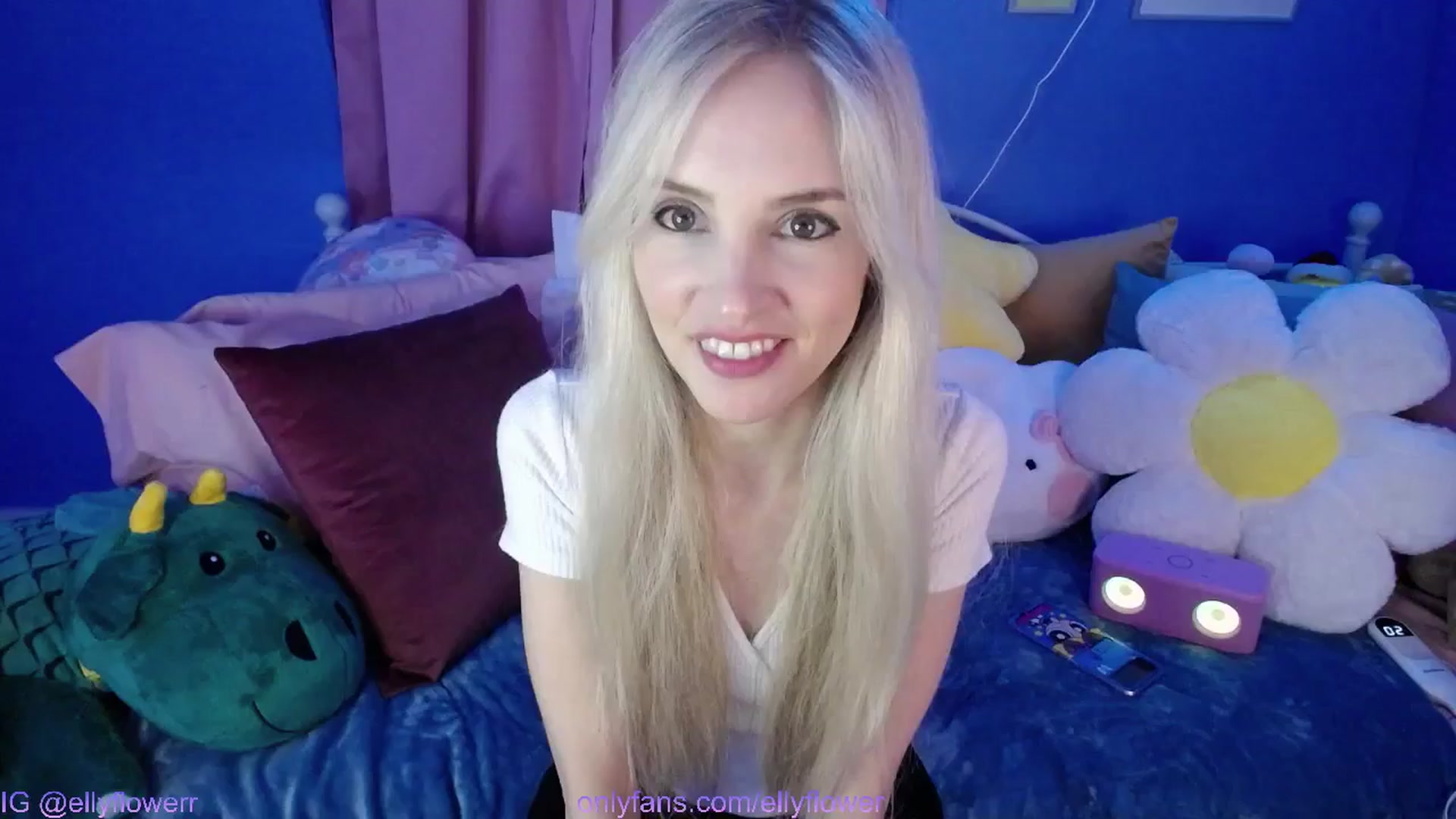 Gallery image thumbnail from Ellyflower's myfreecams stream on, 10/24/2024, 02:14 image 1 of 20