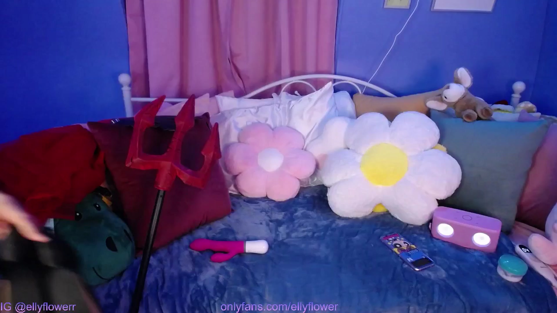 Gallery image thumbnail from Ellyflower's myfreecams stream on, 10/31/2024, 02:09 image 19 of 20