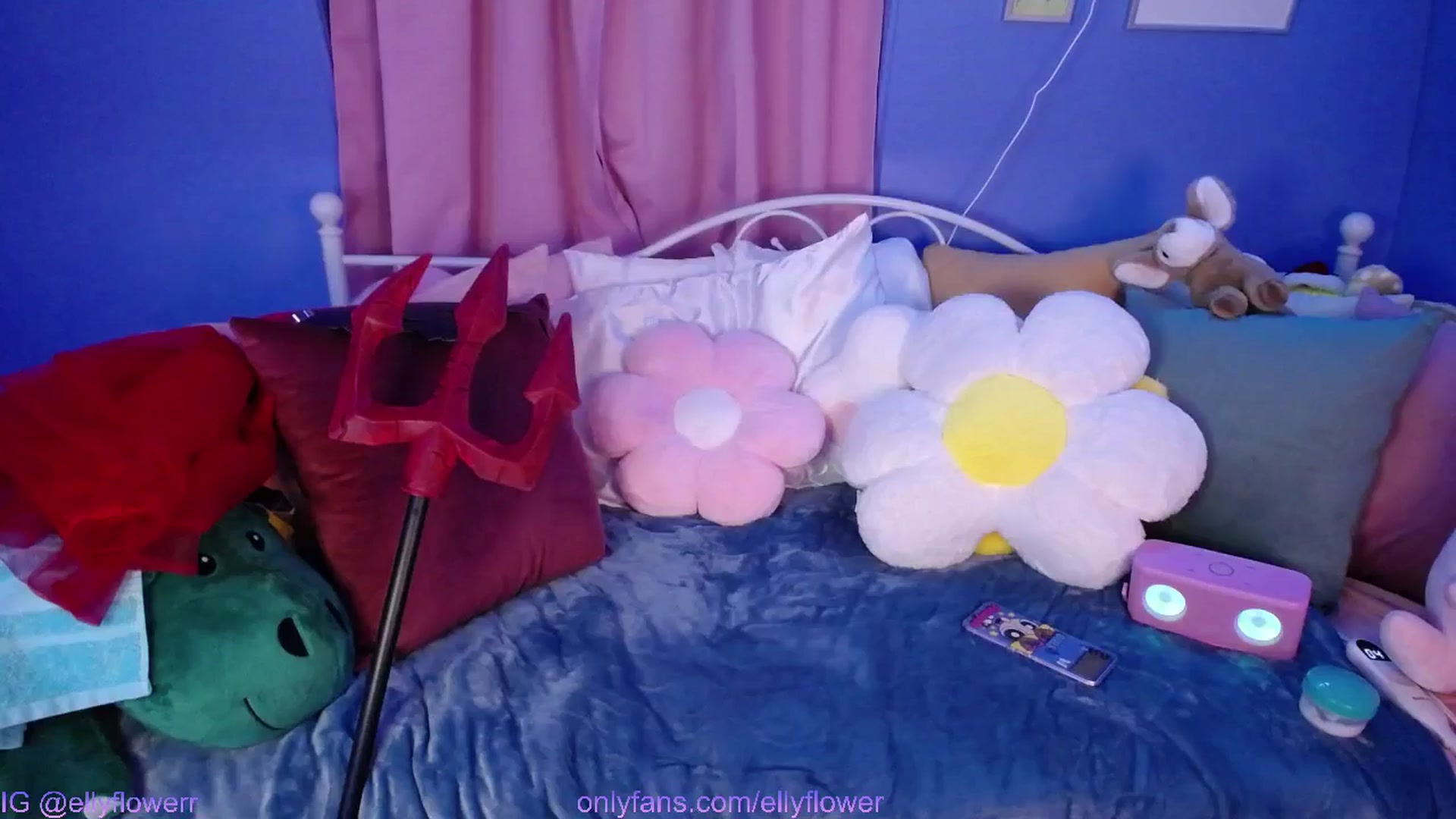 Gallery image thumbnail from Ellyflower's myfreecams stream on, 10/31/2024, 02:09 image 18 of 20